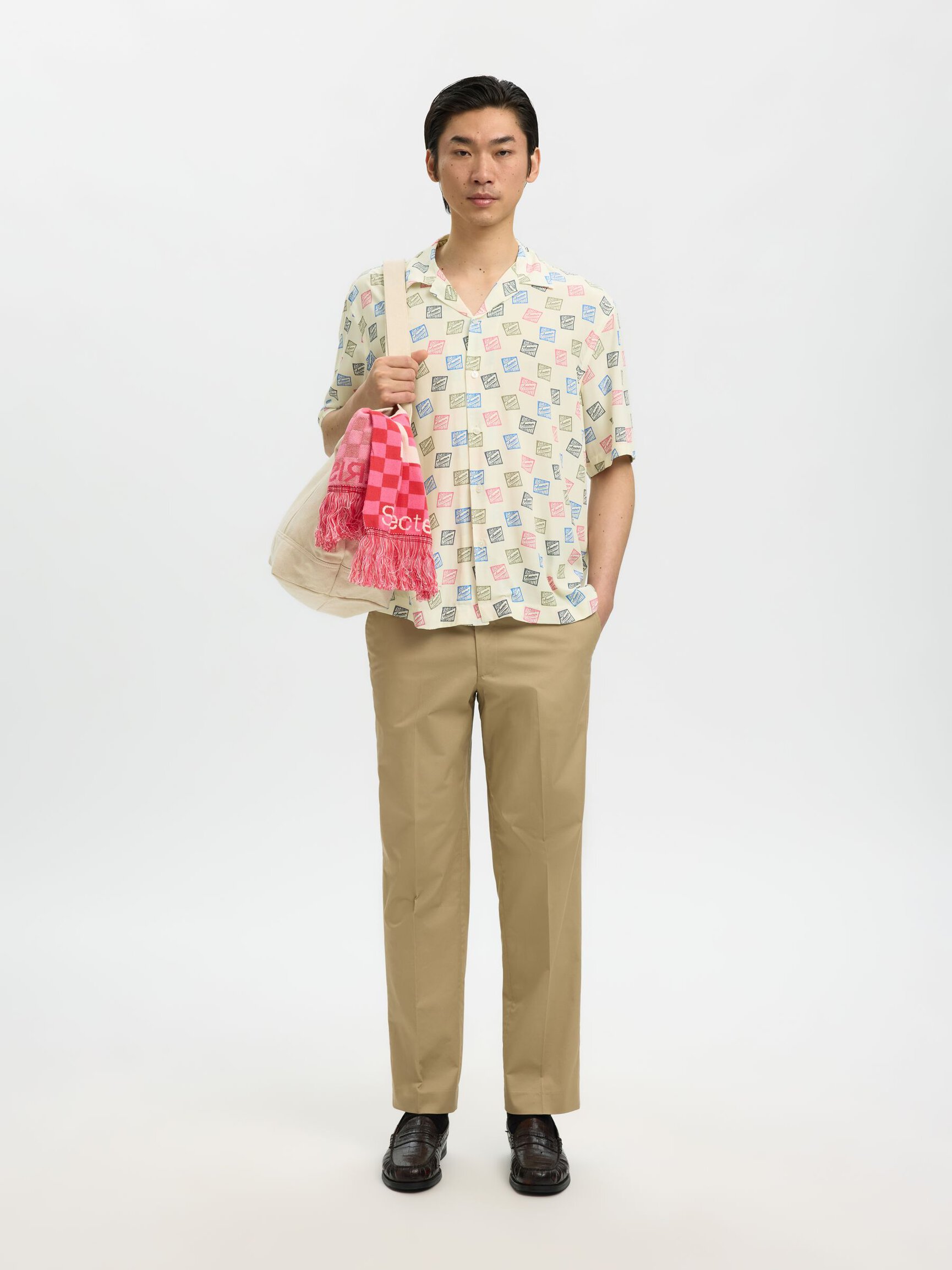 CORTE RELAJADO CAMISA DE MANGA CORTA