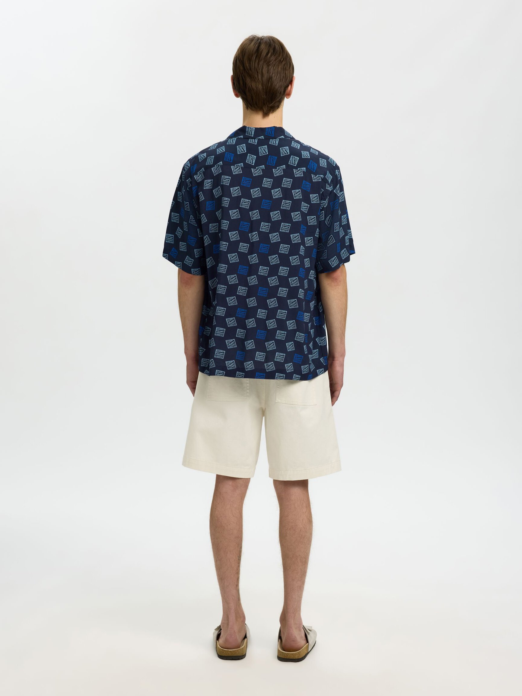 CORTE RELAJADO CAMISA DE MANGA CORTA