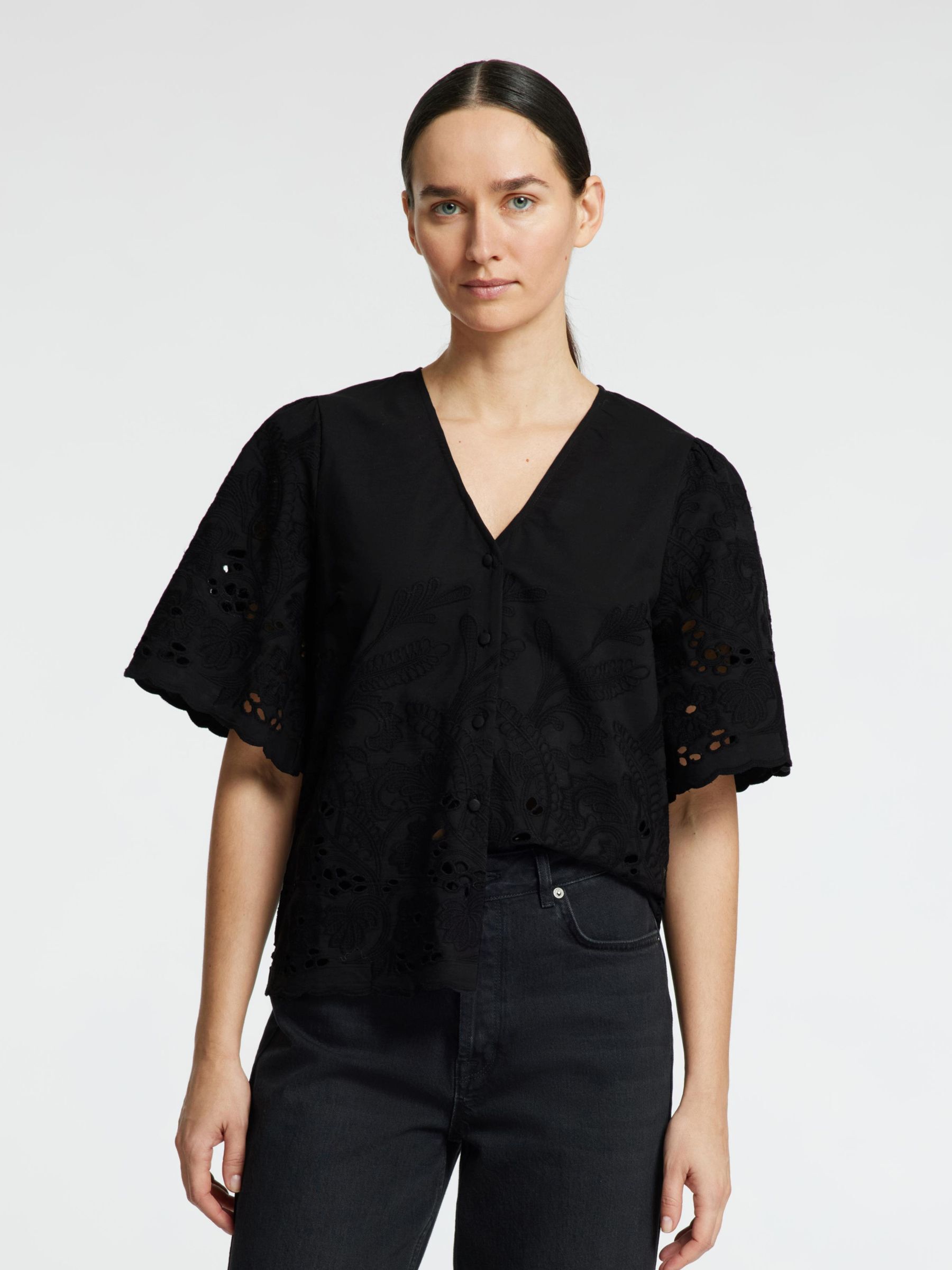EMBROIDERED SHORT SLEEVED SHIRT