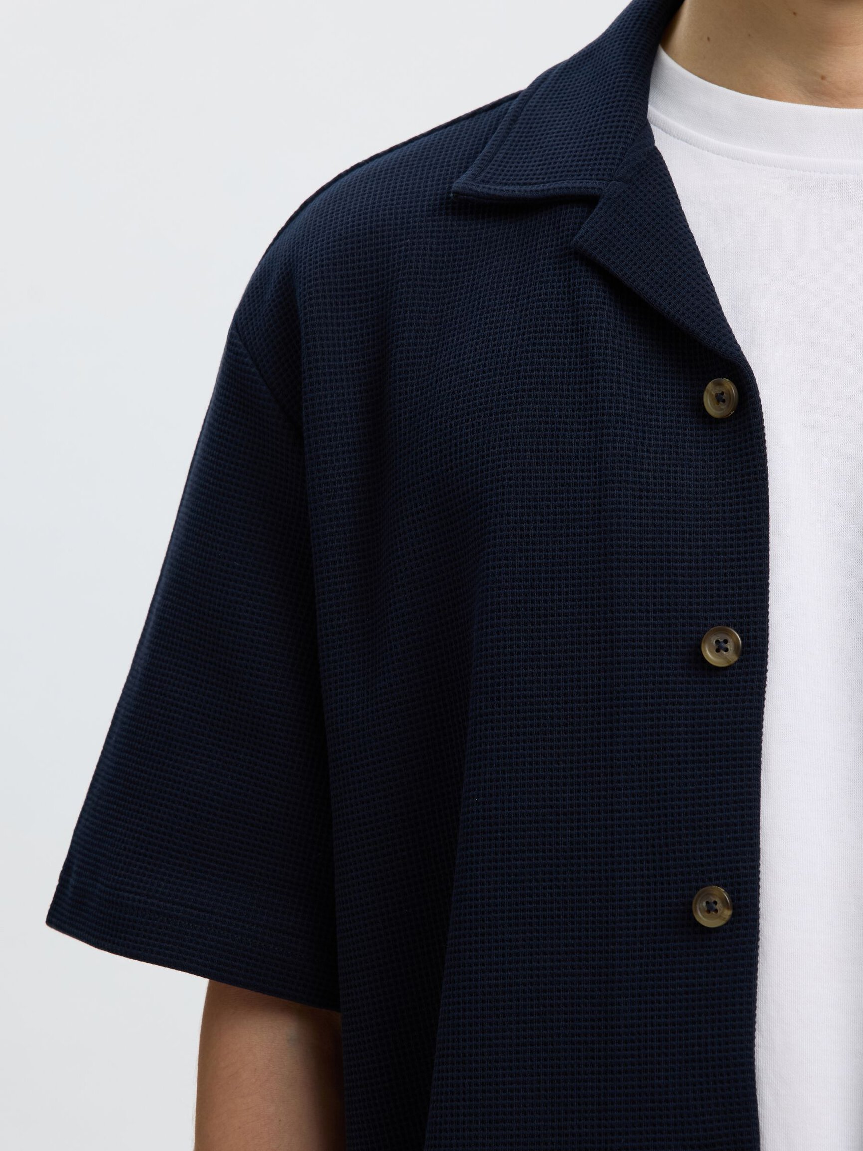 AVSLAPPNAD PASSFORM ÖVERSKJORTA