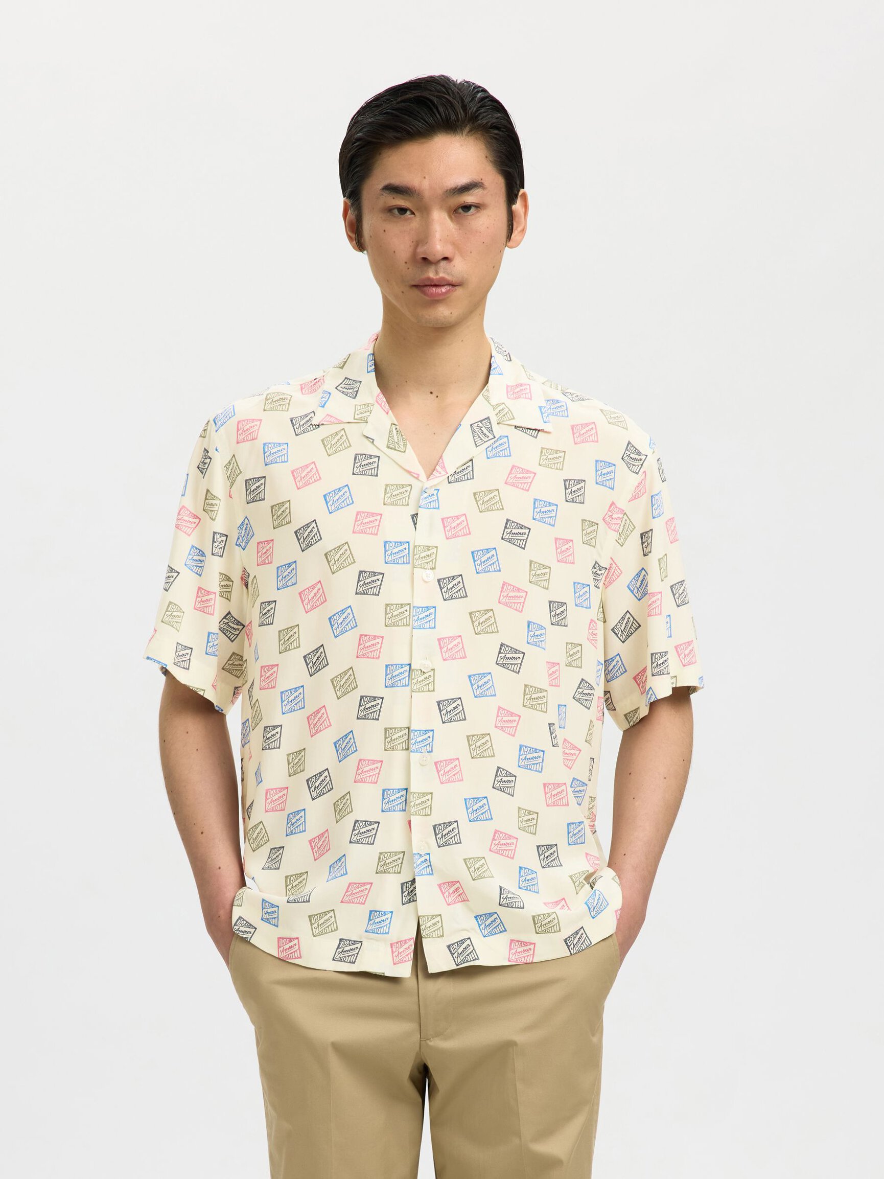 CORTE RELAJADO CAMISA DE MANGA CORTA