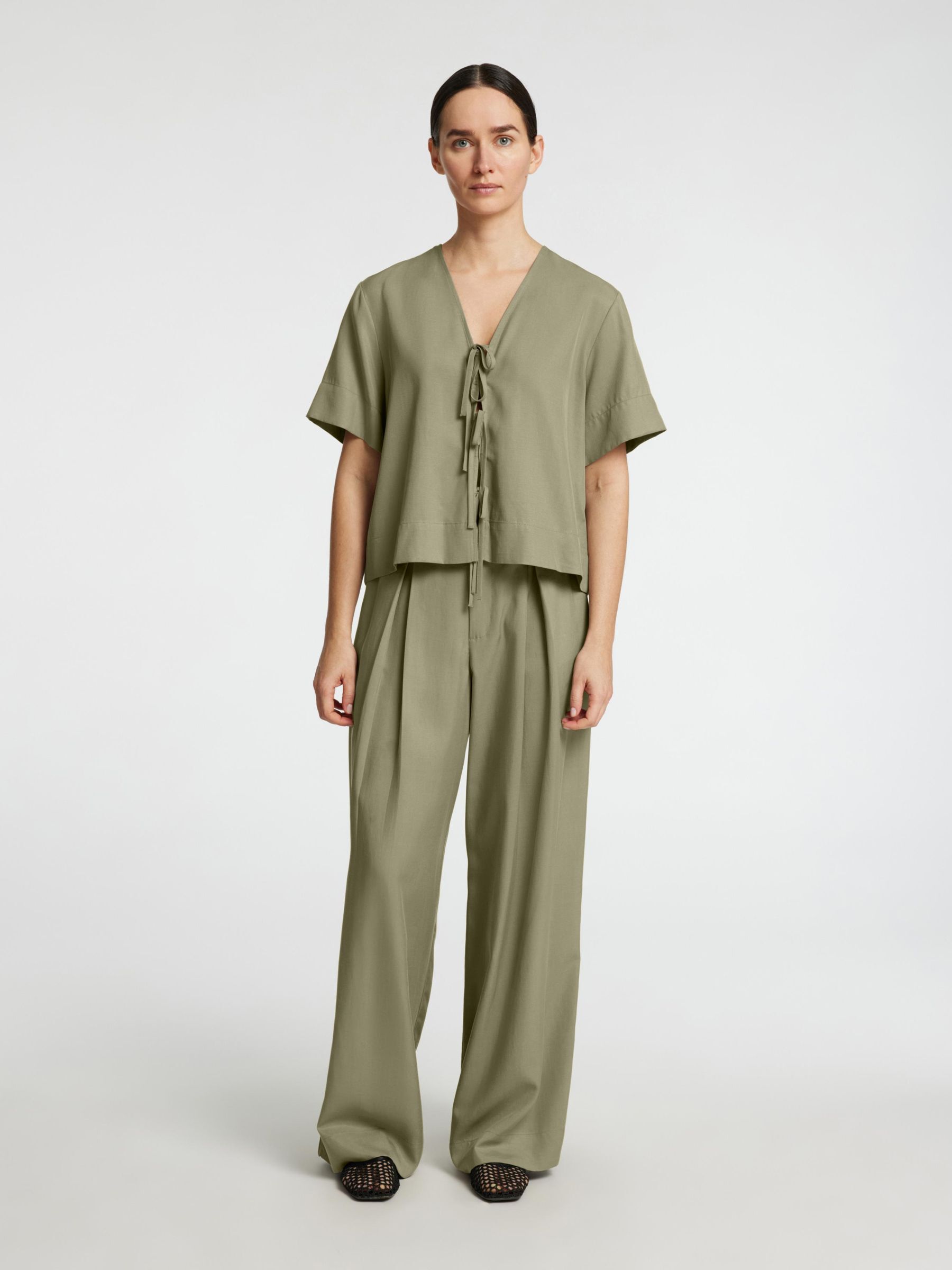 TIE FRONT V-NECK TOP