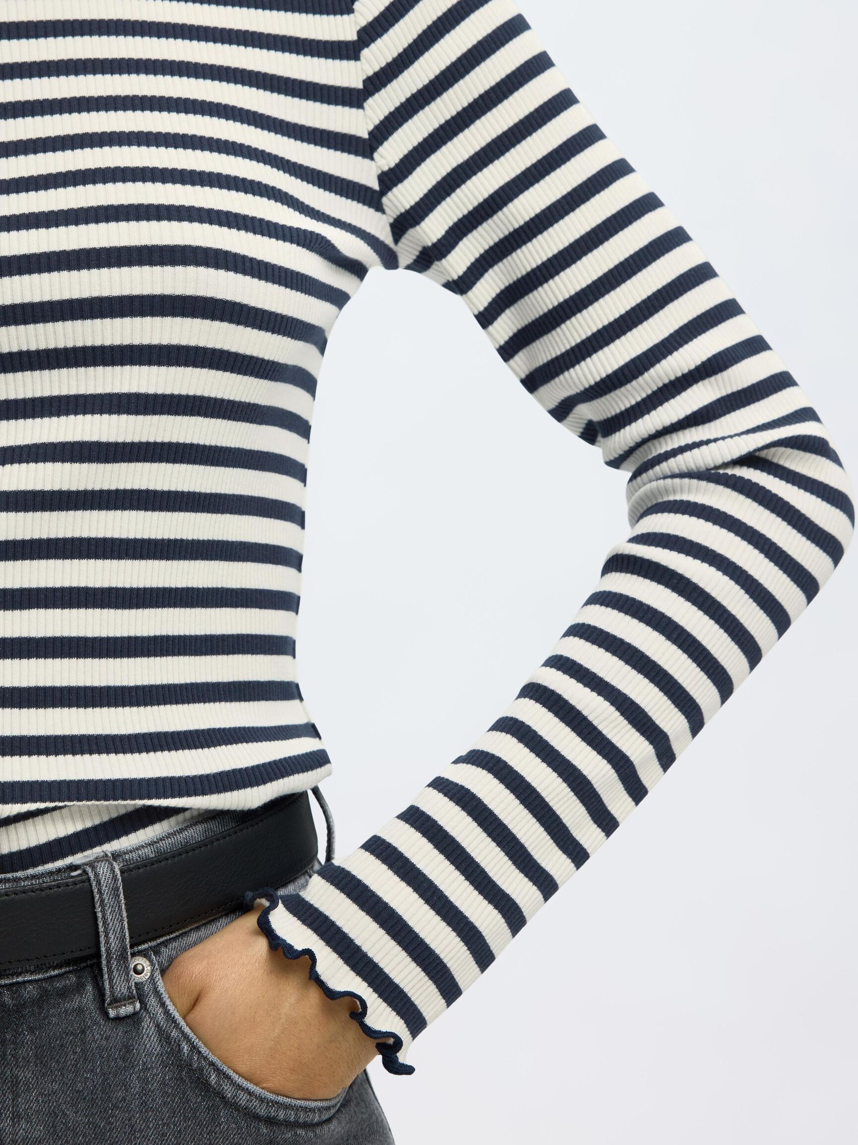 STRIPED LONG-SLEEVED T-SHIRT