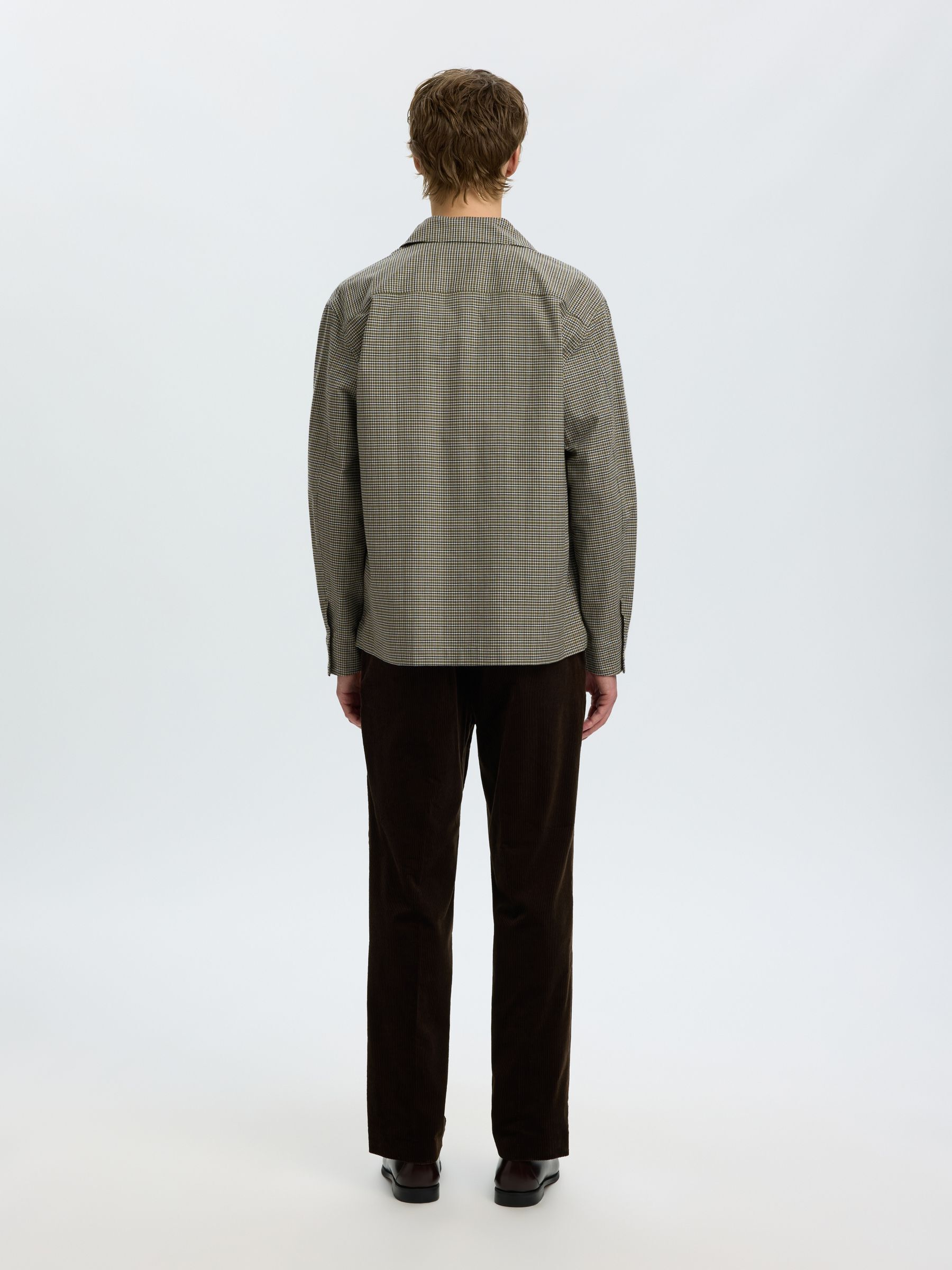 CORTE RELAJADO, EN ALGODÓN CAMISA
