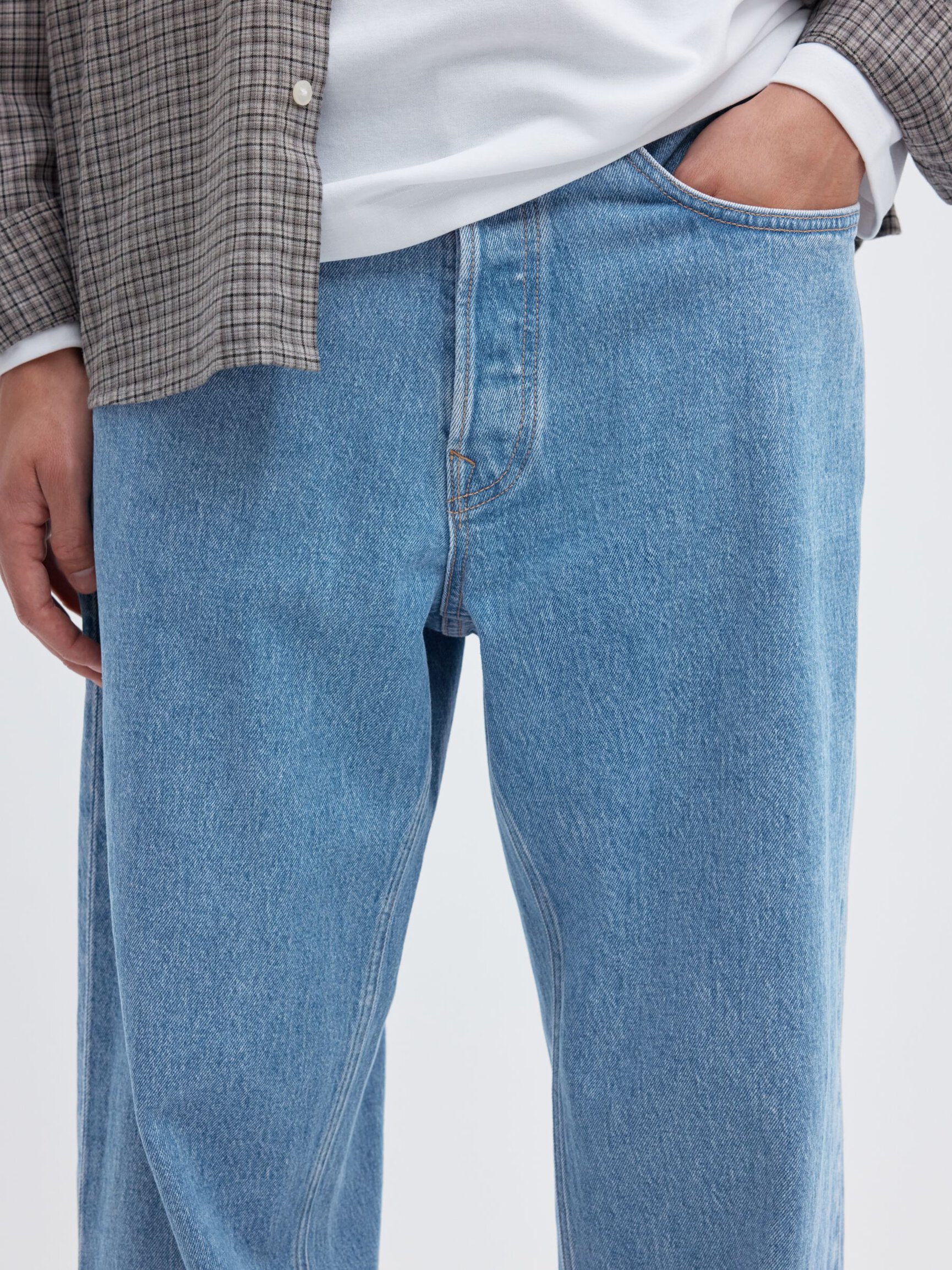 220 LOOSE-FIT JEANS