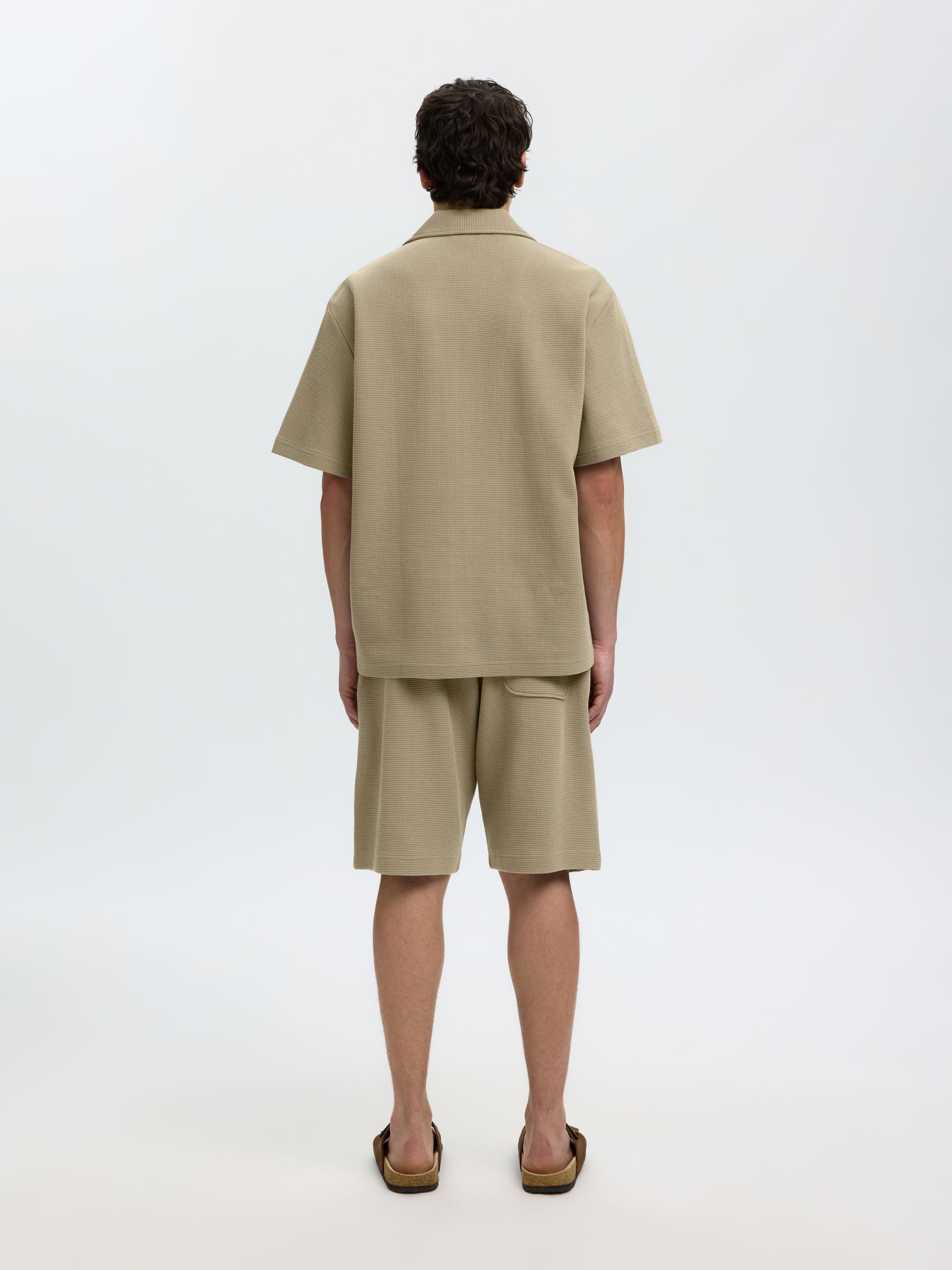 AVSLAPPNAD PASSFORM ÖVERSKJORTA