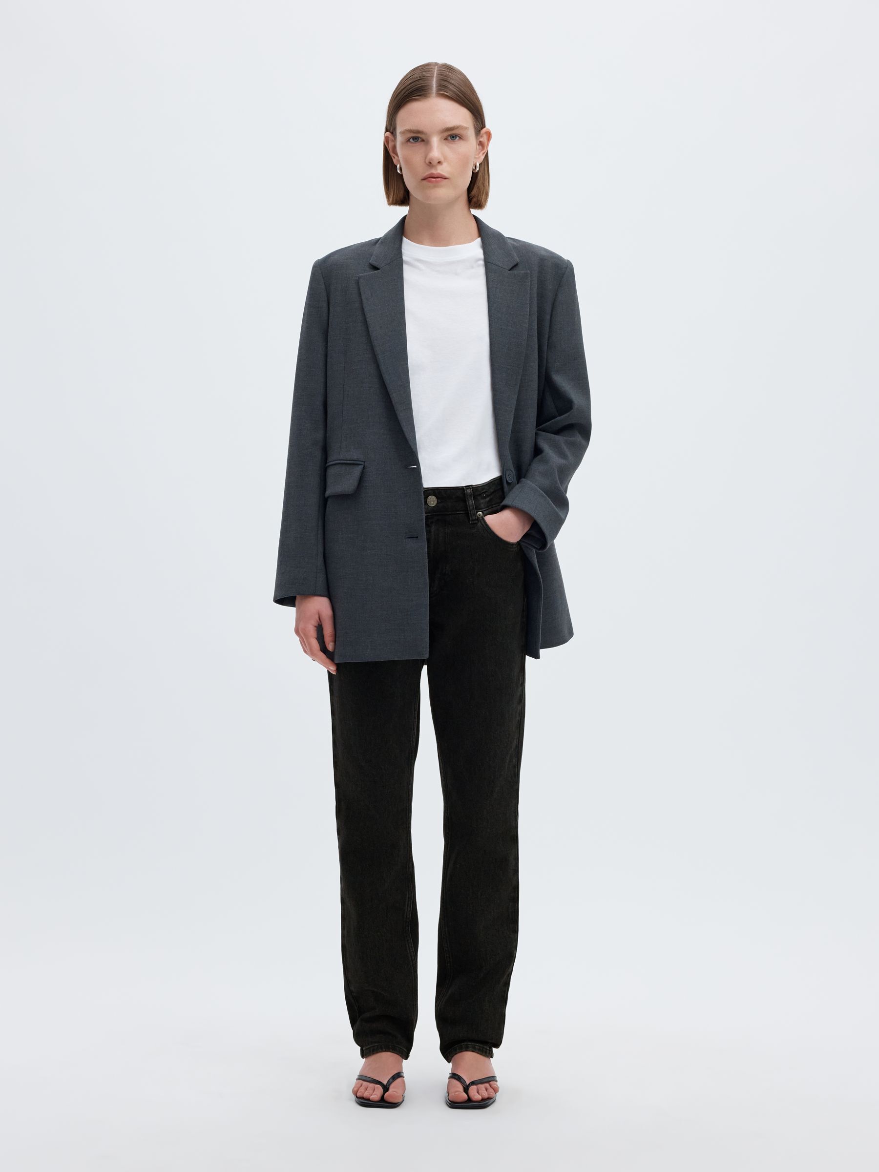 TAILLE MI-HAUTE JEAN COUPE SLIM FUSELÉE