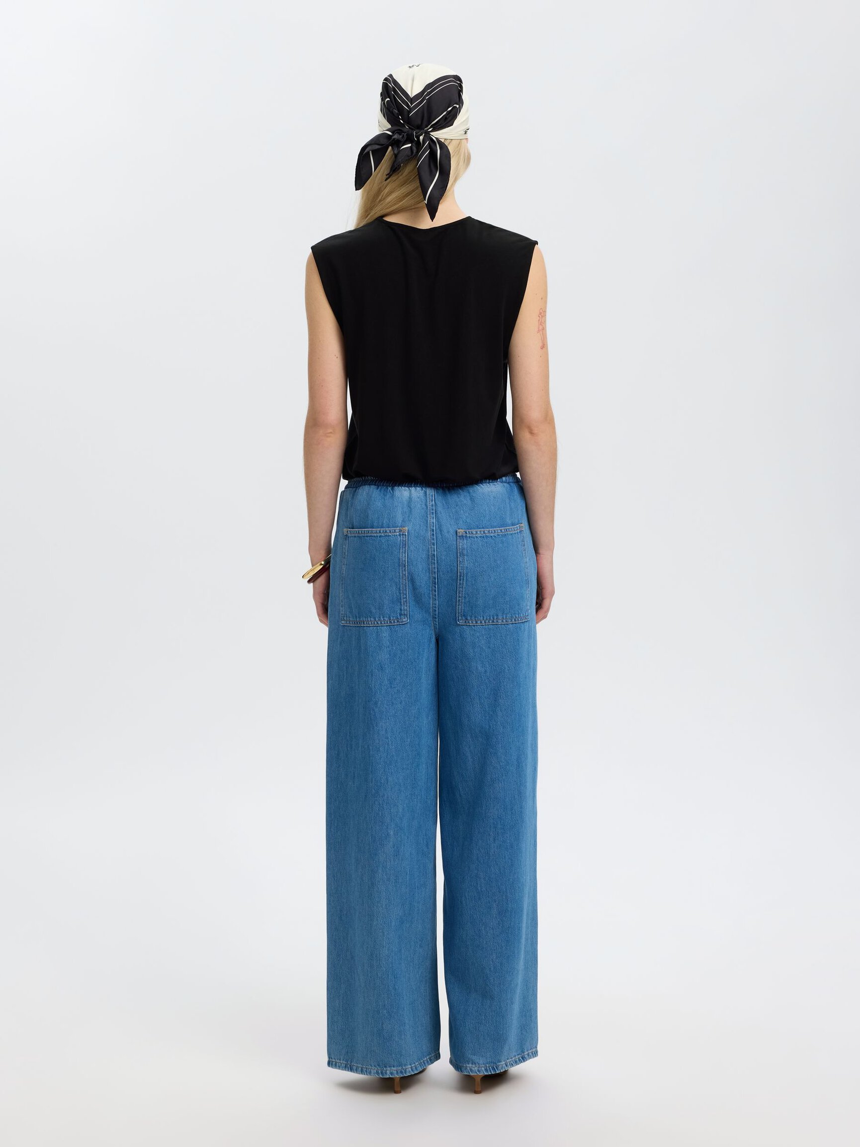 SLEEVELESS V-NECK TOP
