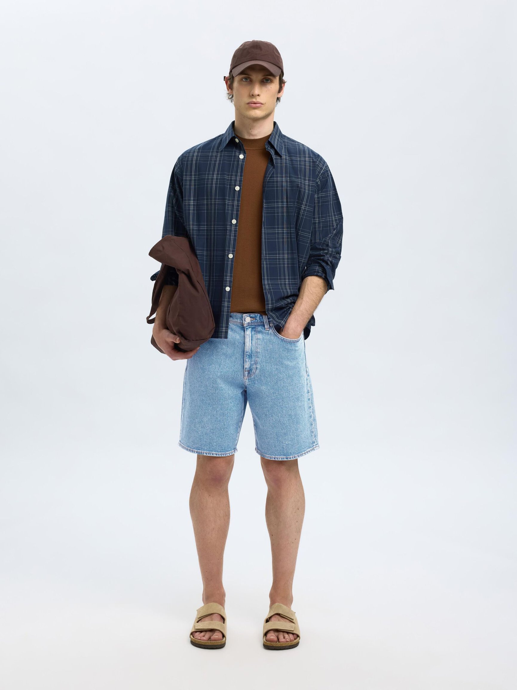 LIGHT WASH DENIM SHORTS