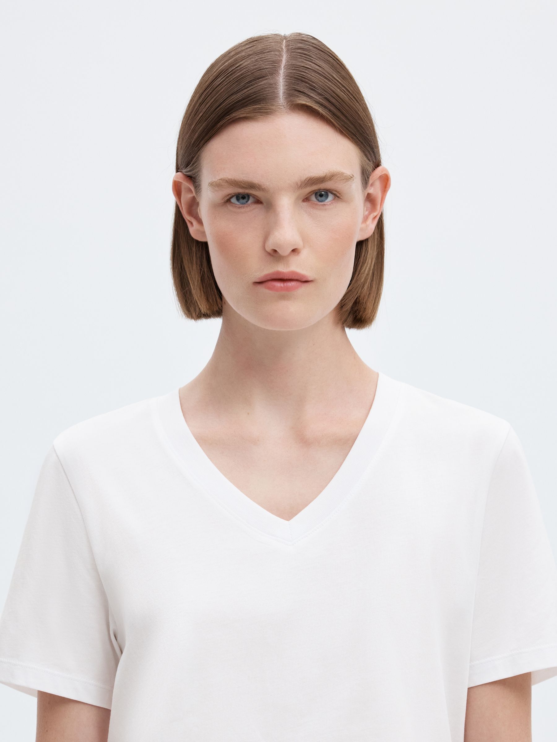 KLASSISCHES V-NECK T-SHIRT