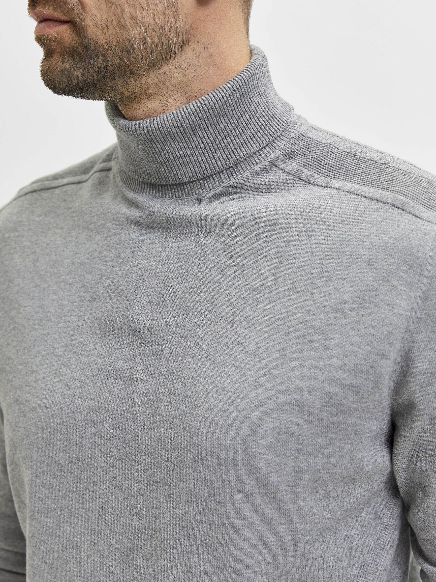 LONG-SLEEVED ROLL NECK PULLOVER