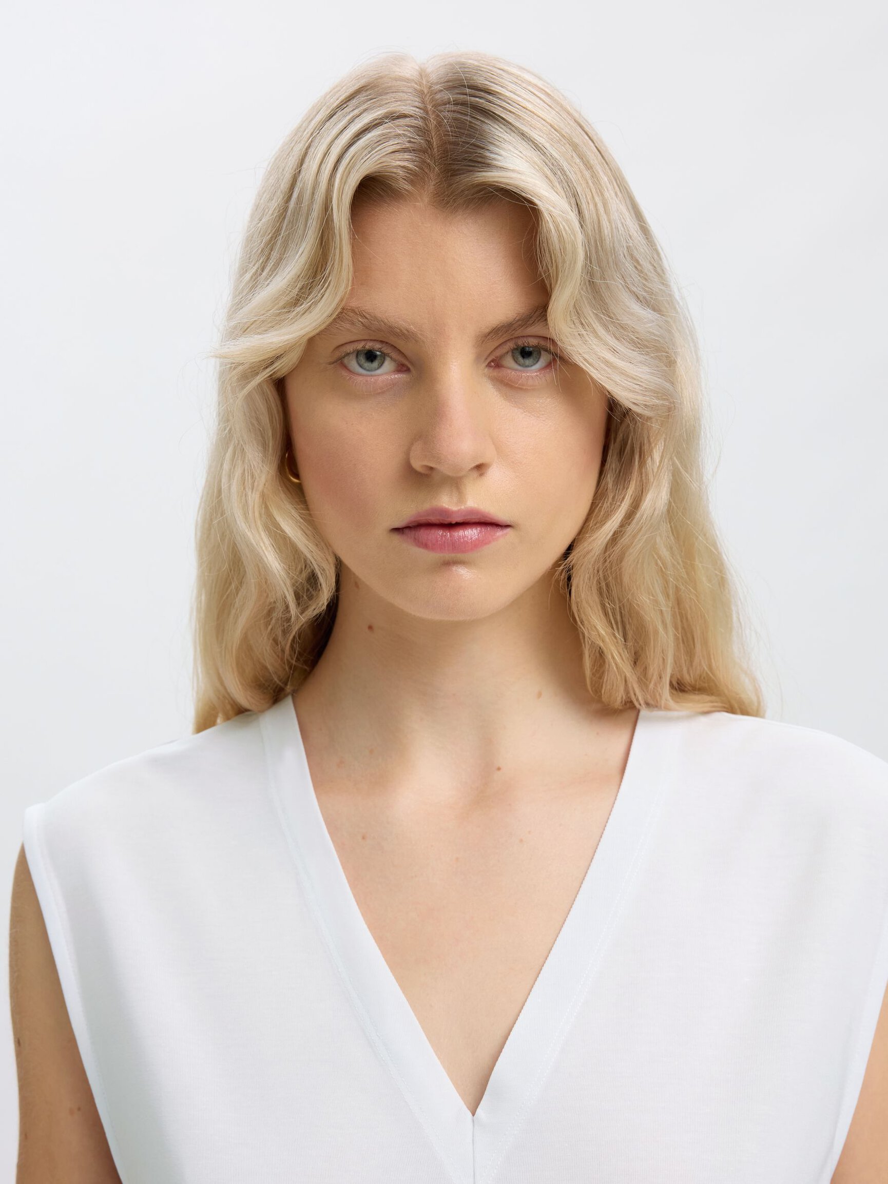 SLEEVELESS V-NECK TOP