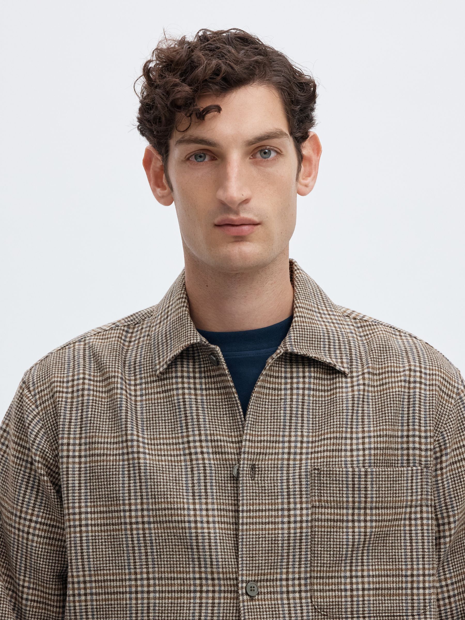 A CUADROS SOBRECAMISA