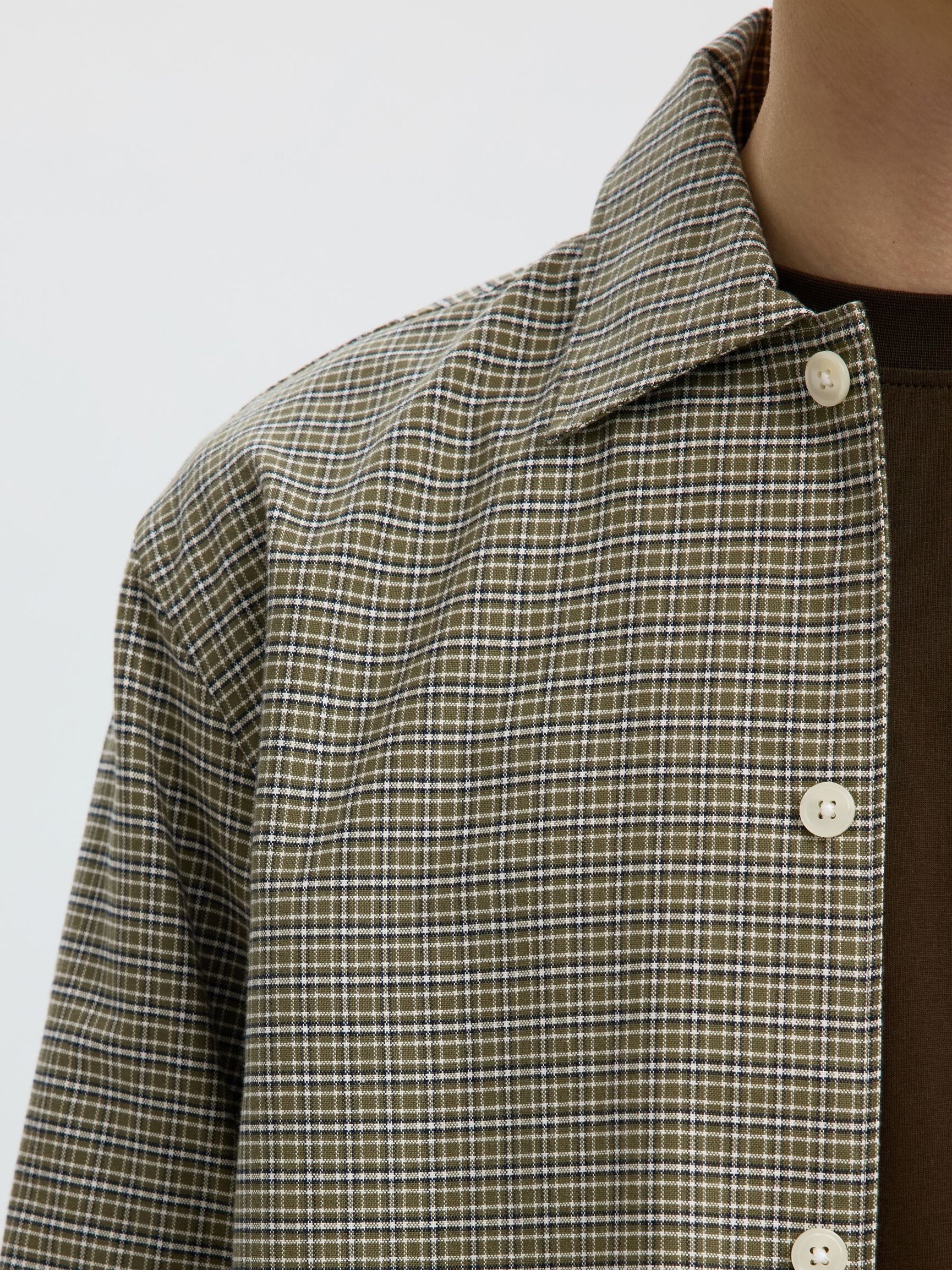 CORTE RELAJADO, EN ALGODÓN CAMISA