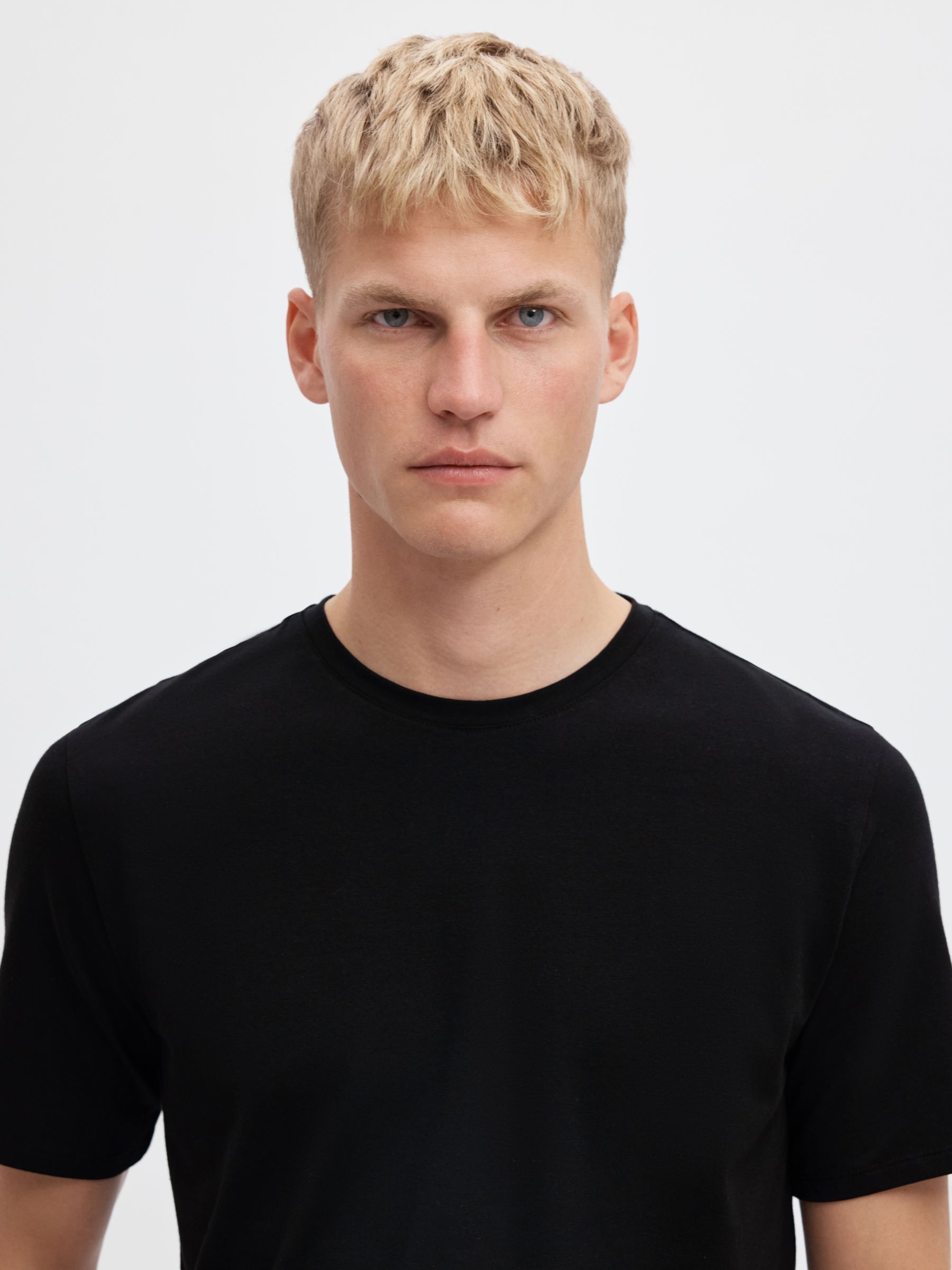 SLIM FIT SHORT SLEEVE CREWNECK T-SHIRT