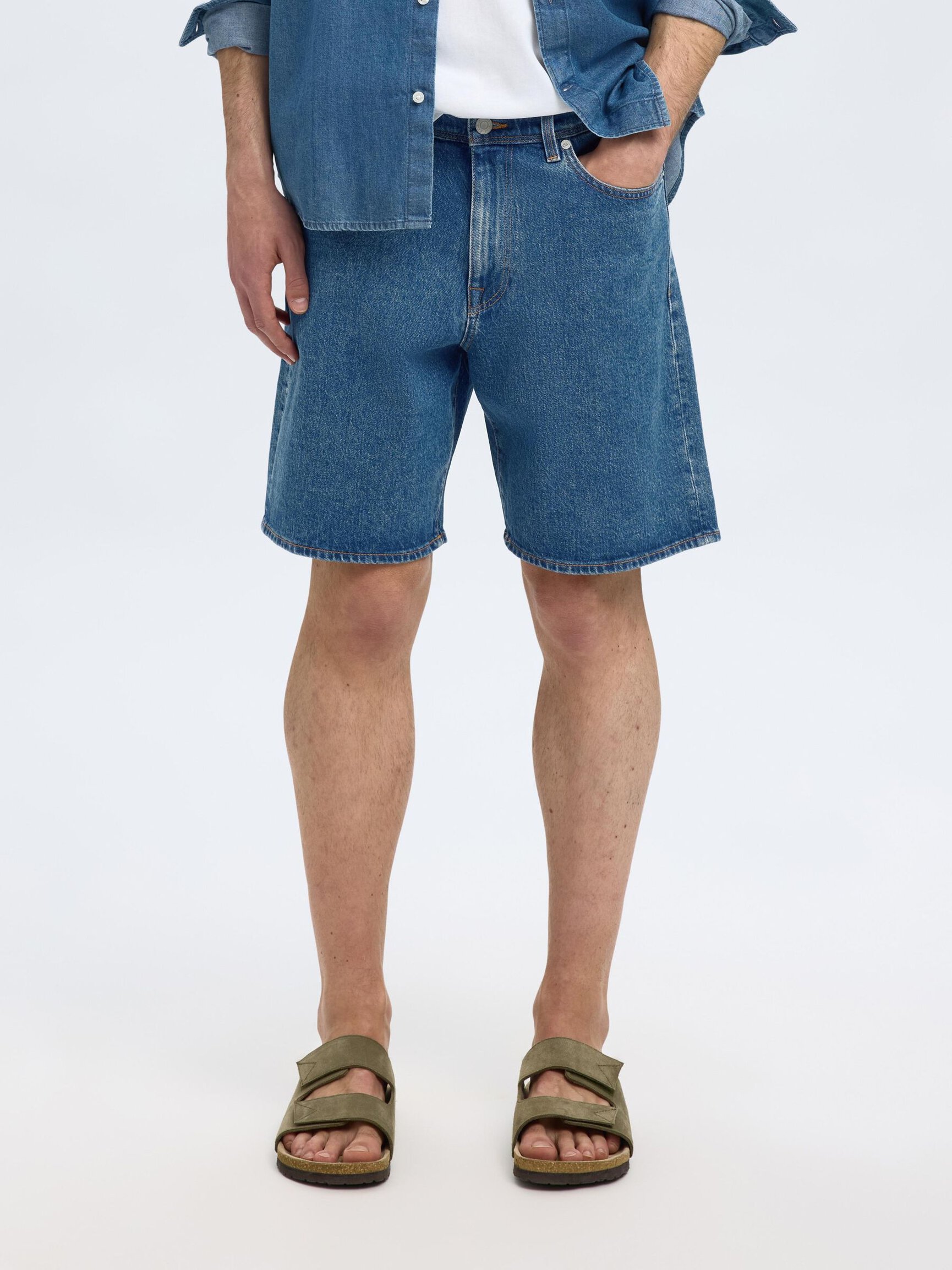 SHORTS IN DENIM