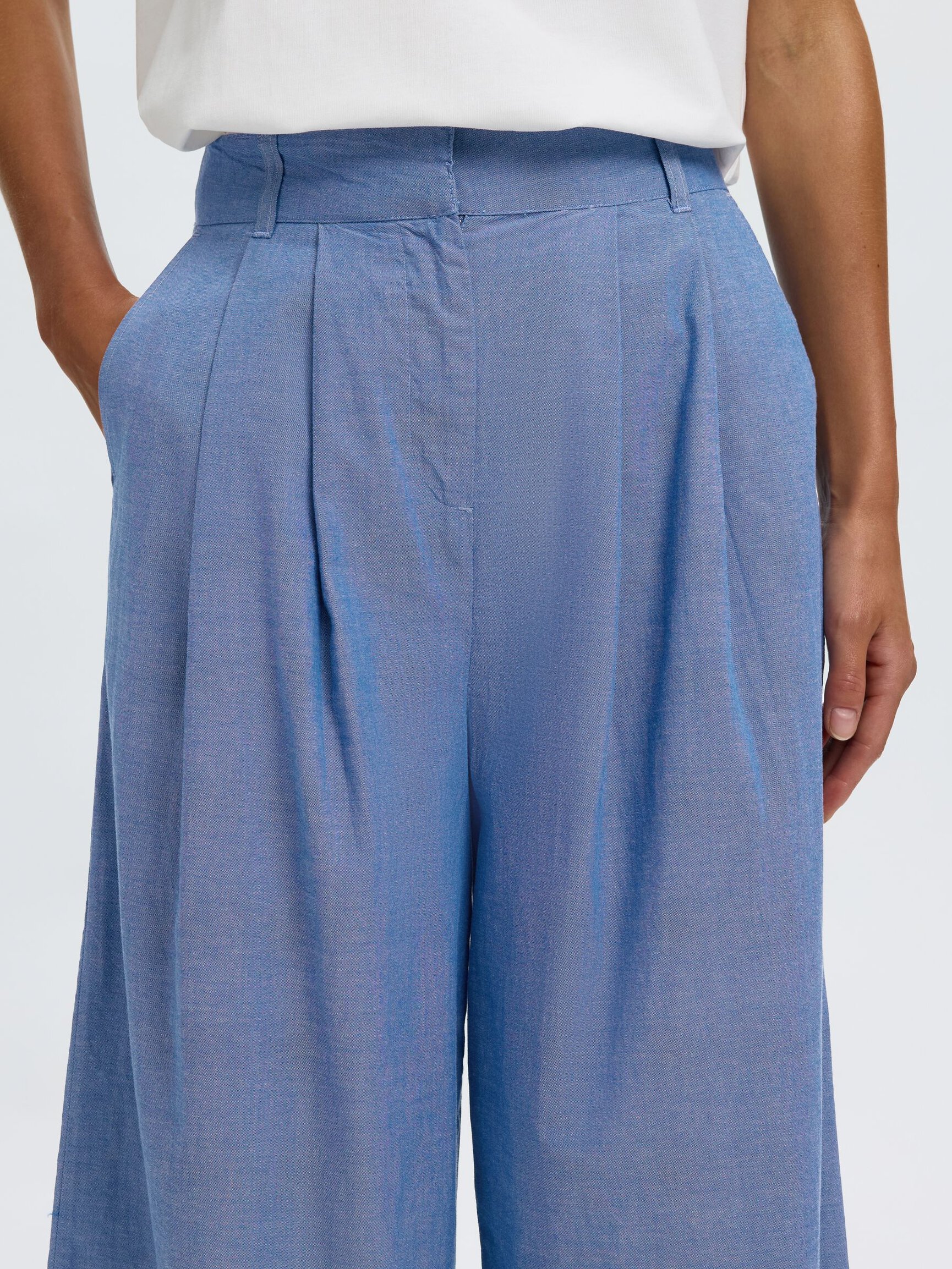 PLEATED WIDE-LEG TROUSERS