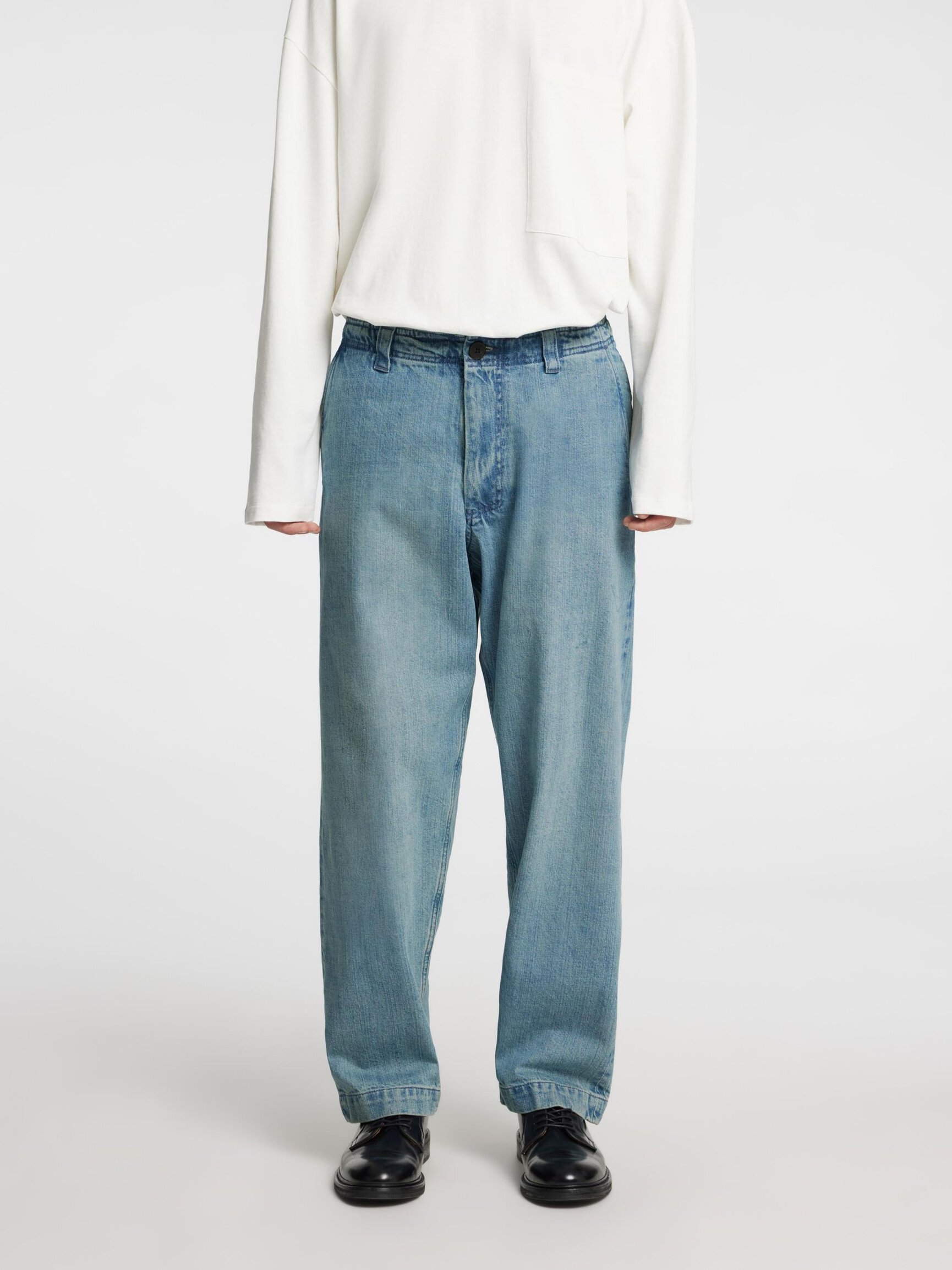 LIGHT WASH LOOSE-FIT JEANS