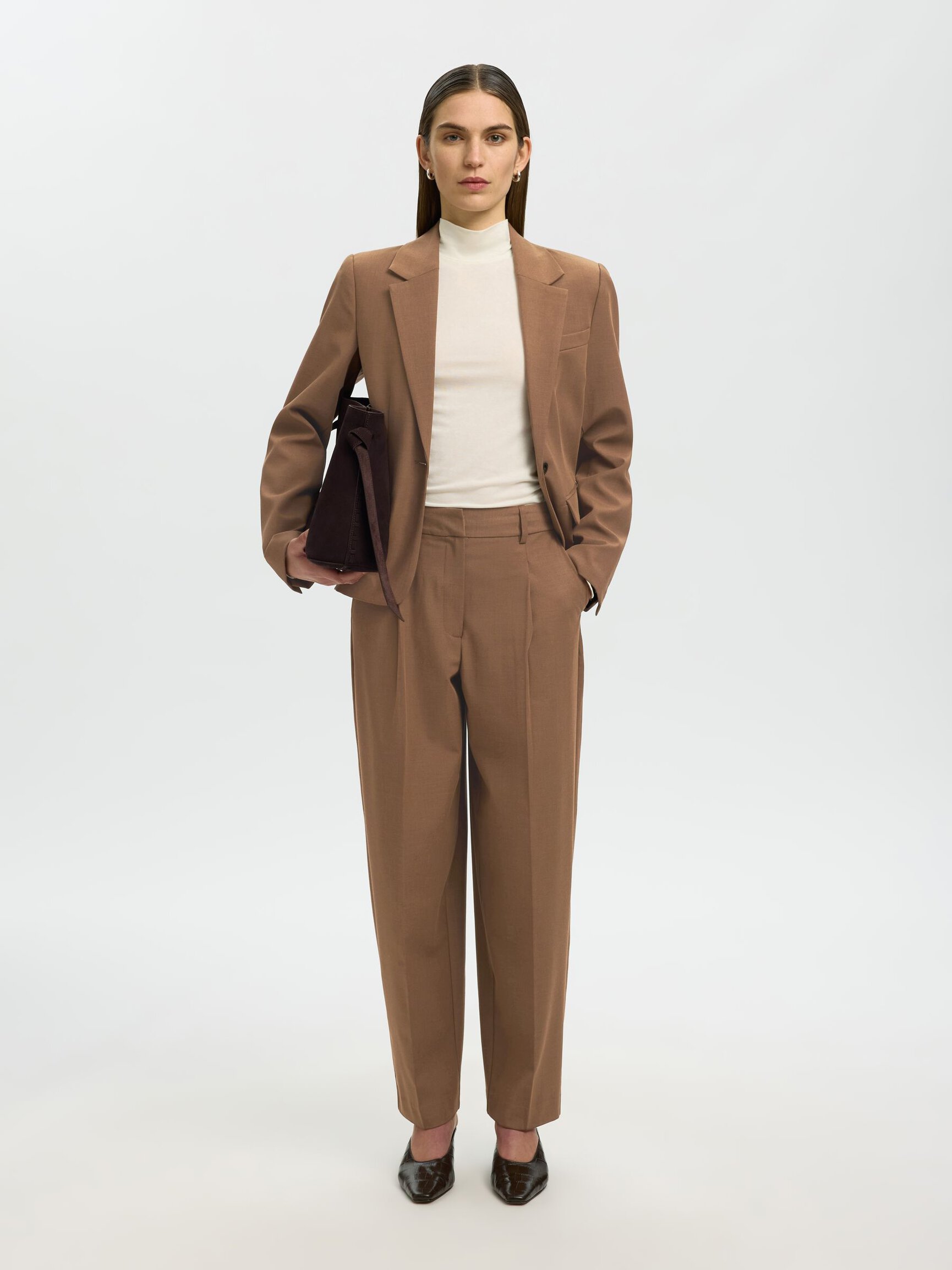 TIRO MEDIO PANTALONES FIT CORTE BARREL