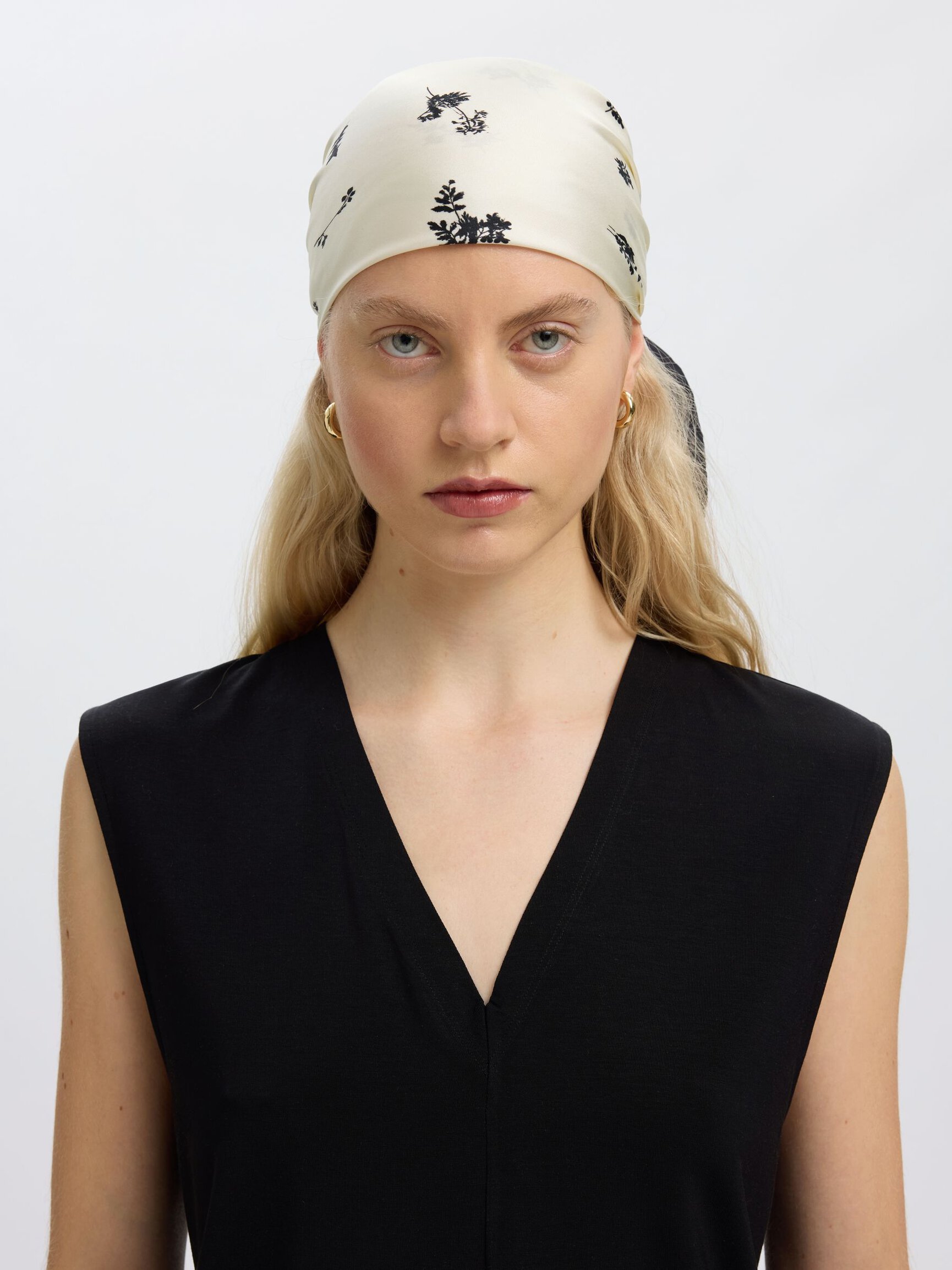 SLEEVELESS V-NECK TOP