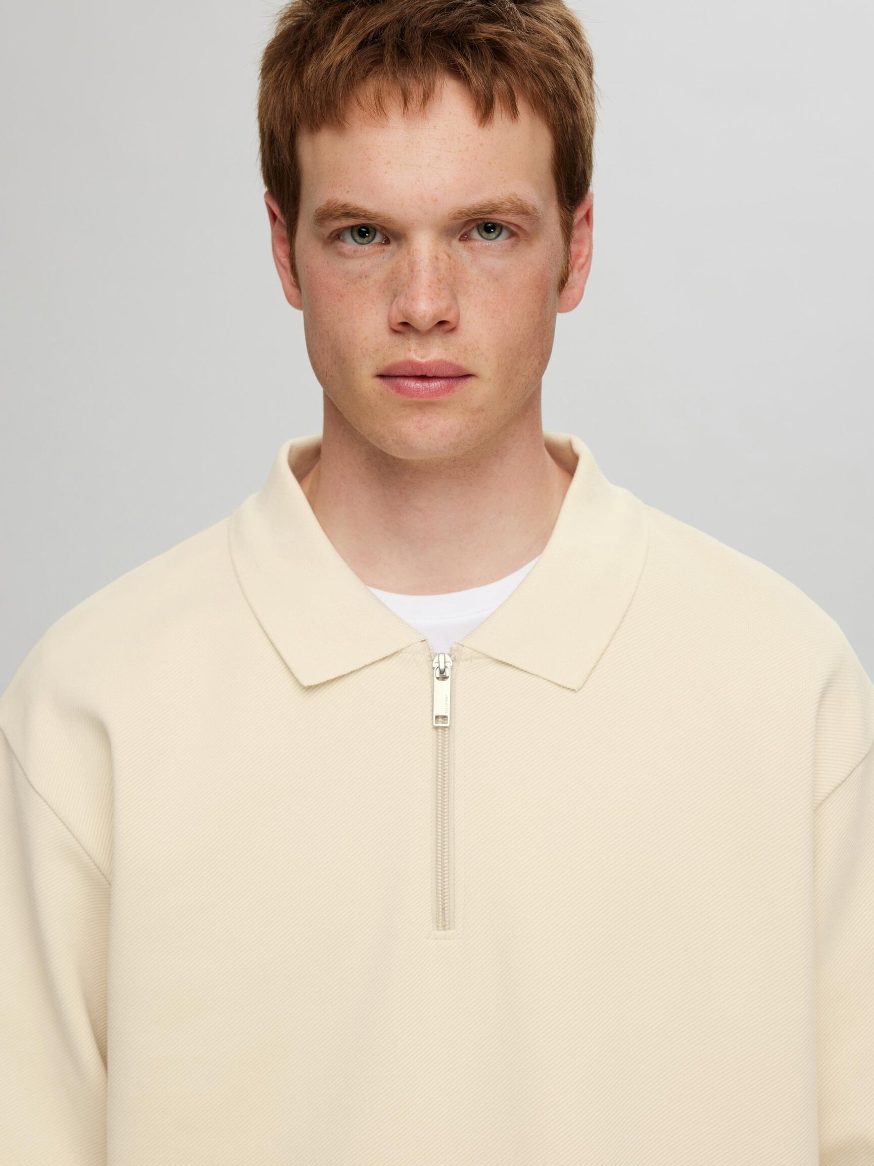 LONG SLEEVED ZIPPED SWEATSHIRT