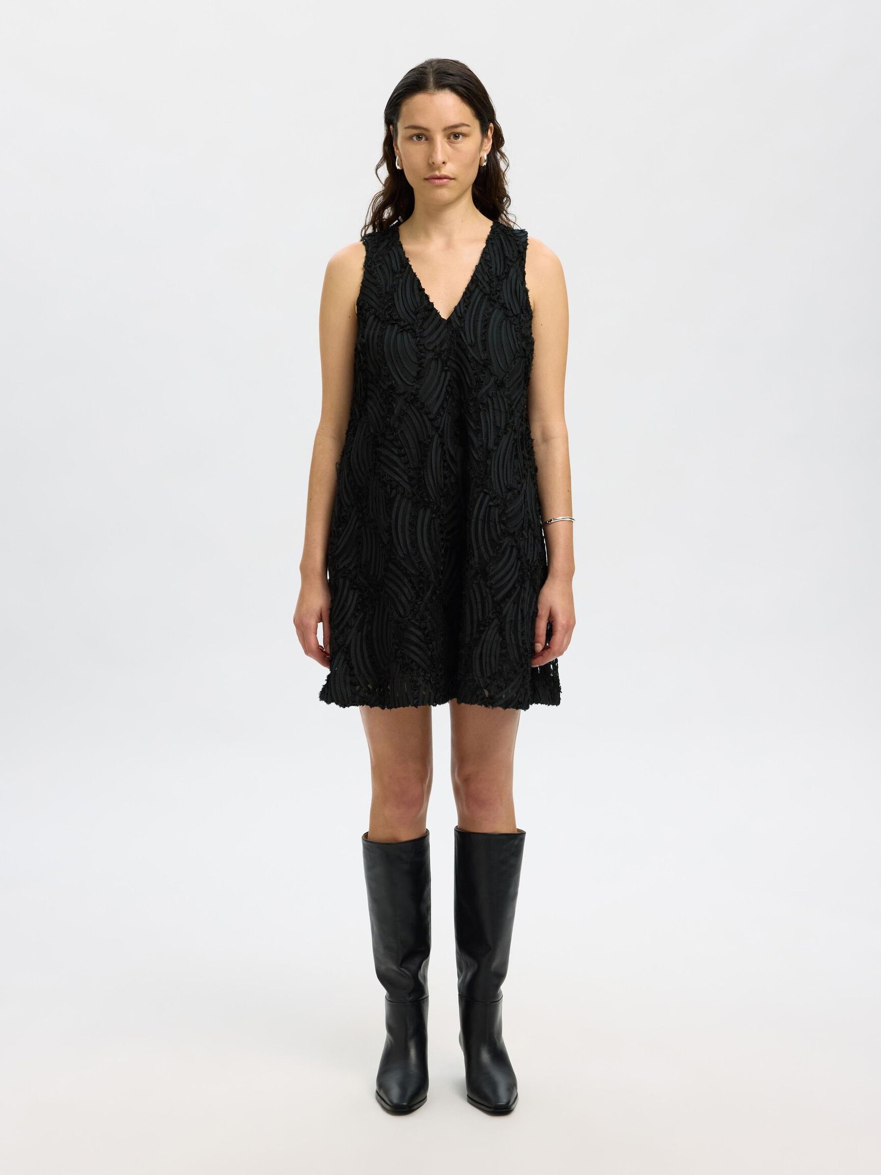 V-AUSSCHNITT MIDIKLEID