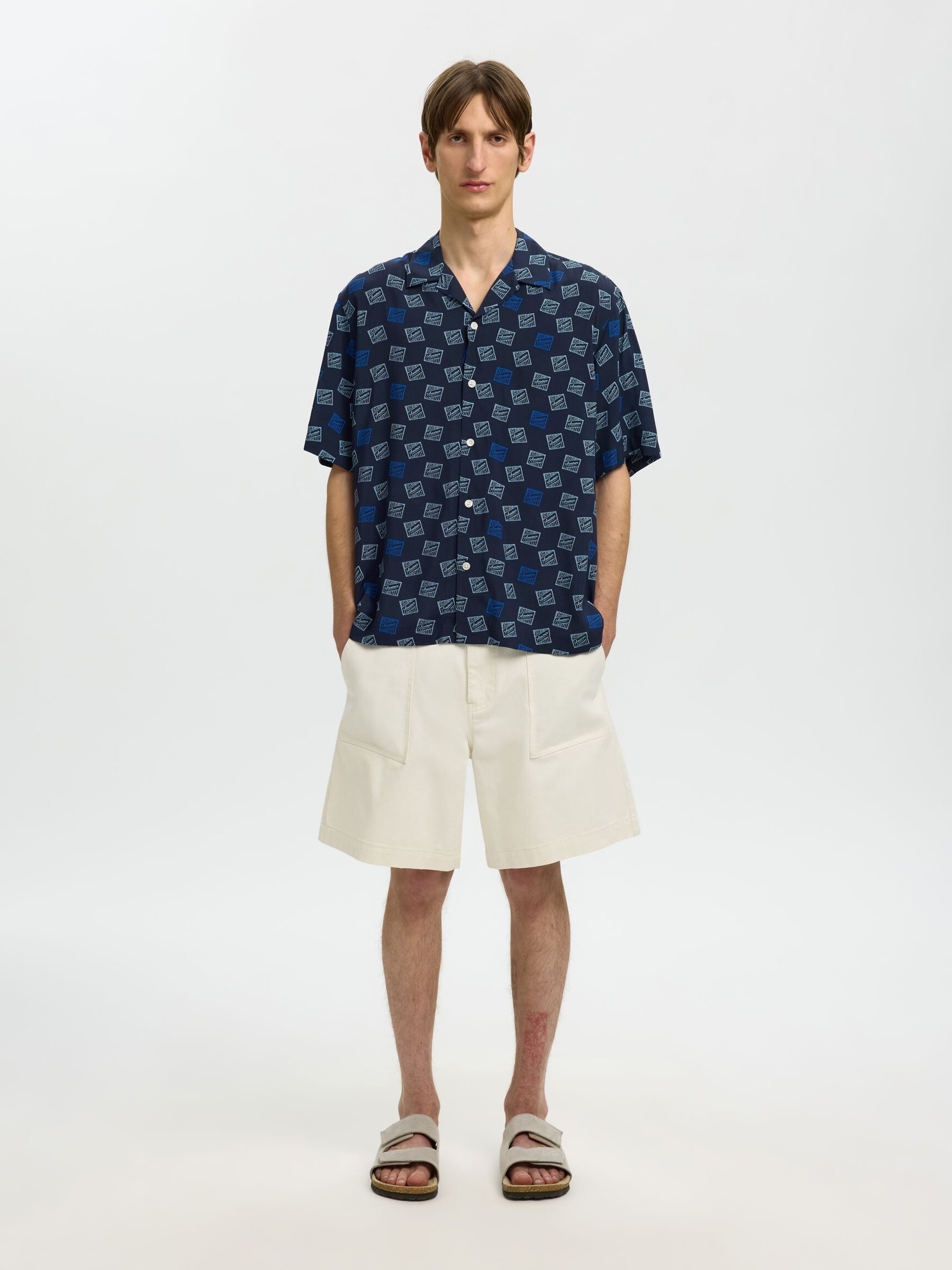 CORTE RELAJADO CAMISA DE MANGA CORTA