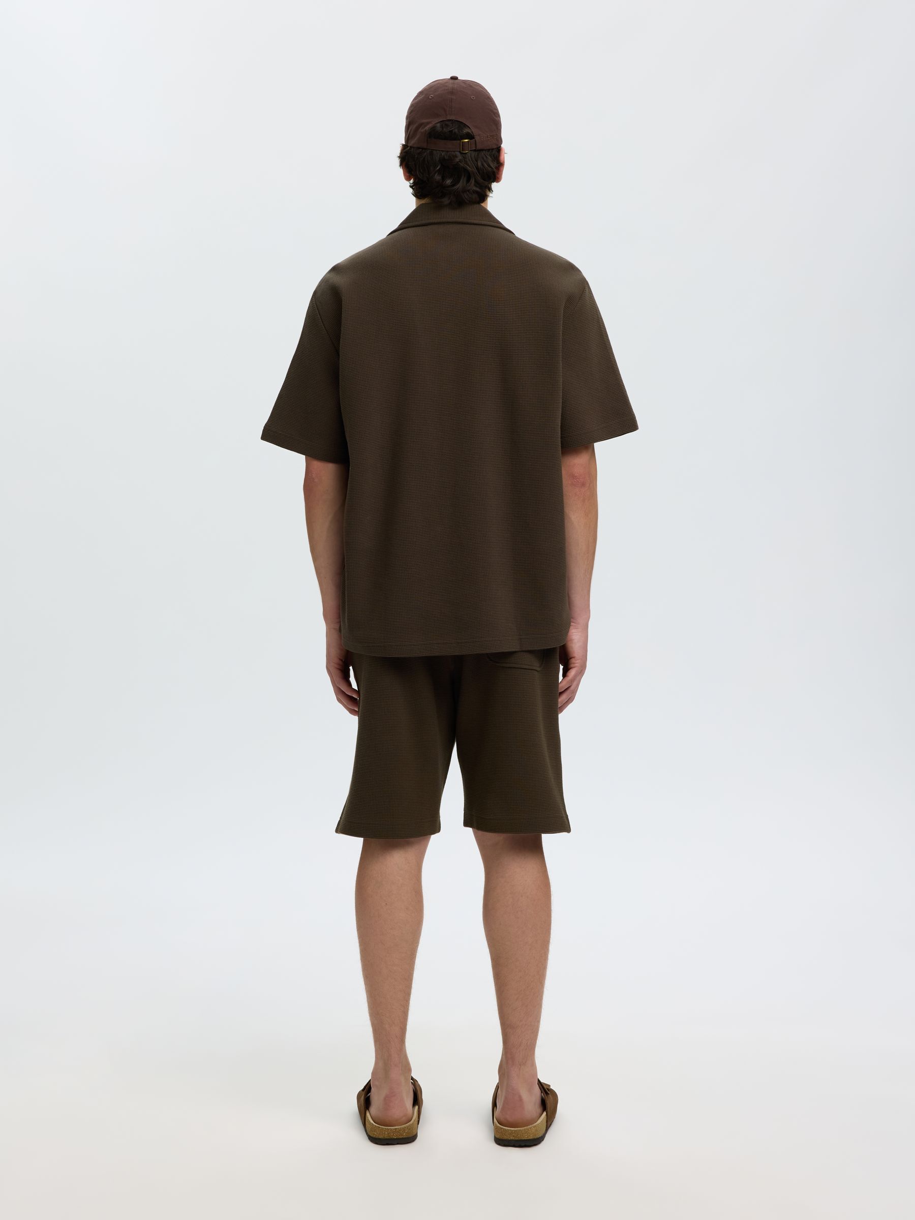 AVSLAPPNAD PASSFORM ÖVERSKJORTA