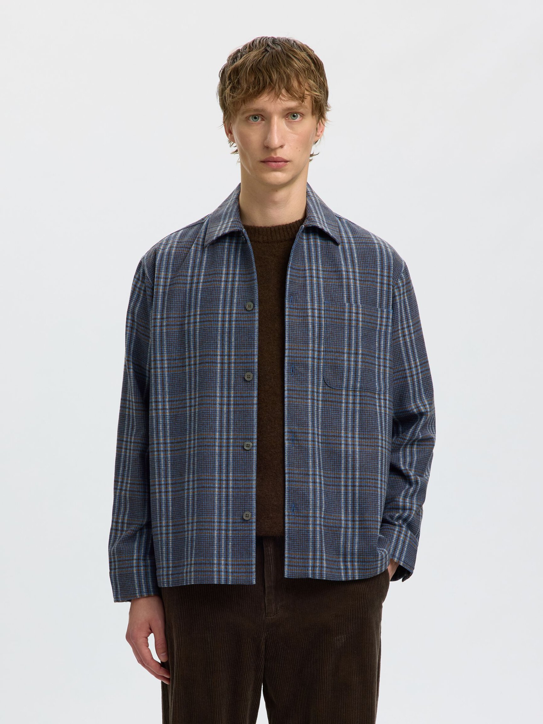 A CUADROS SOBRECAMISA
