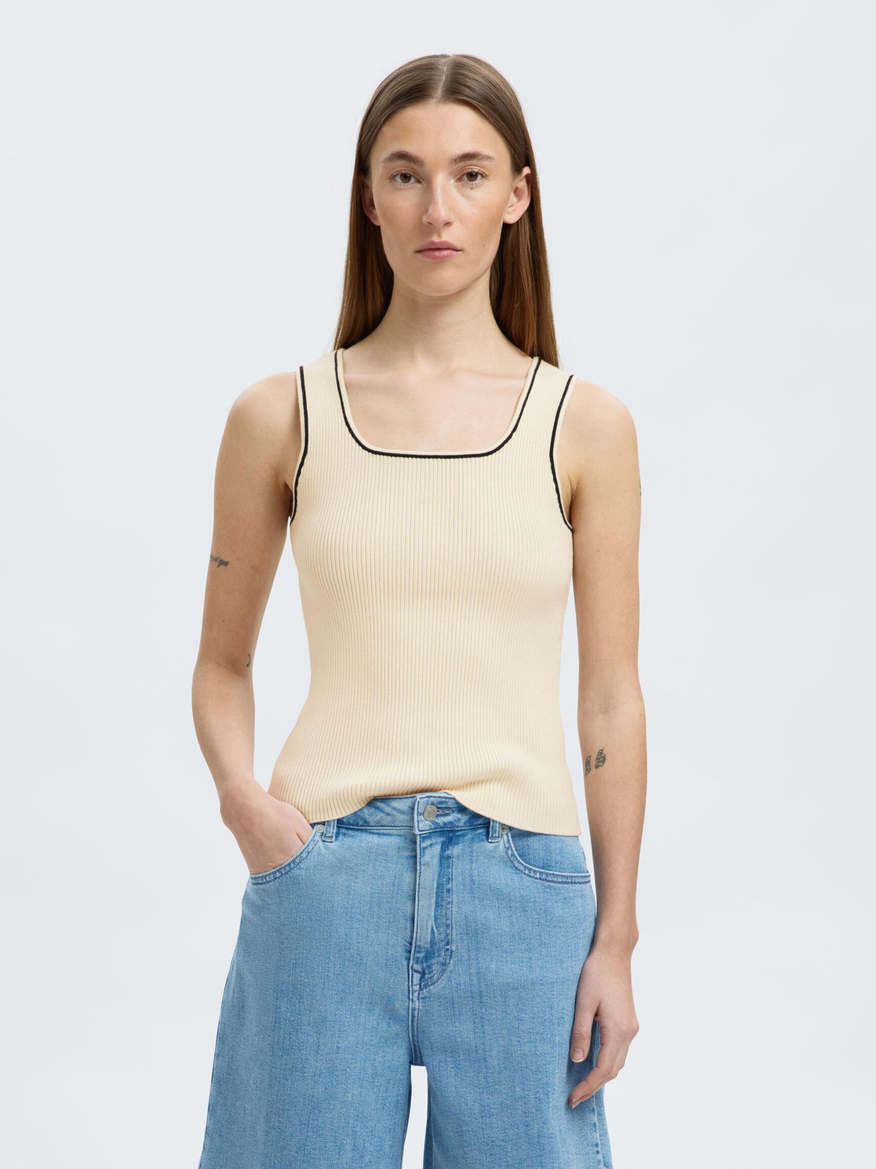 SLEEVELESS KNITTED TOP