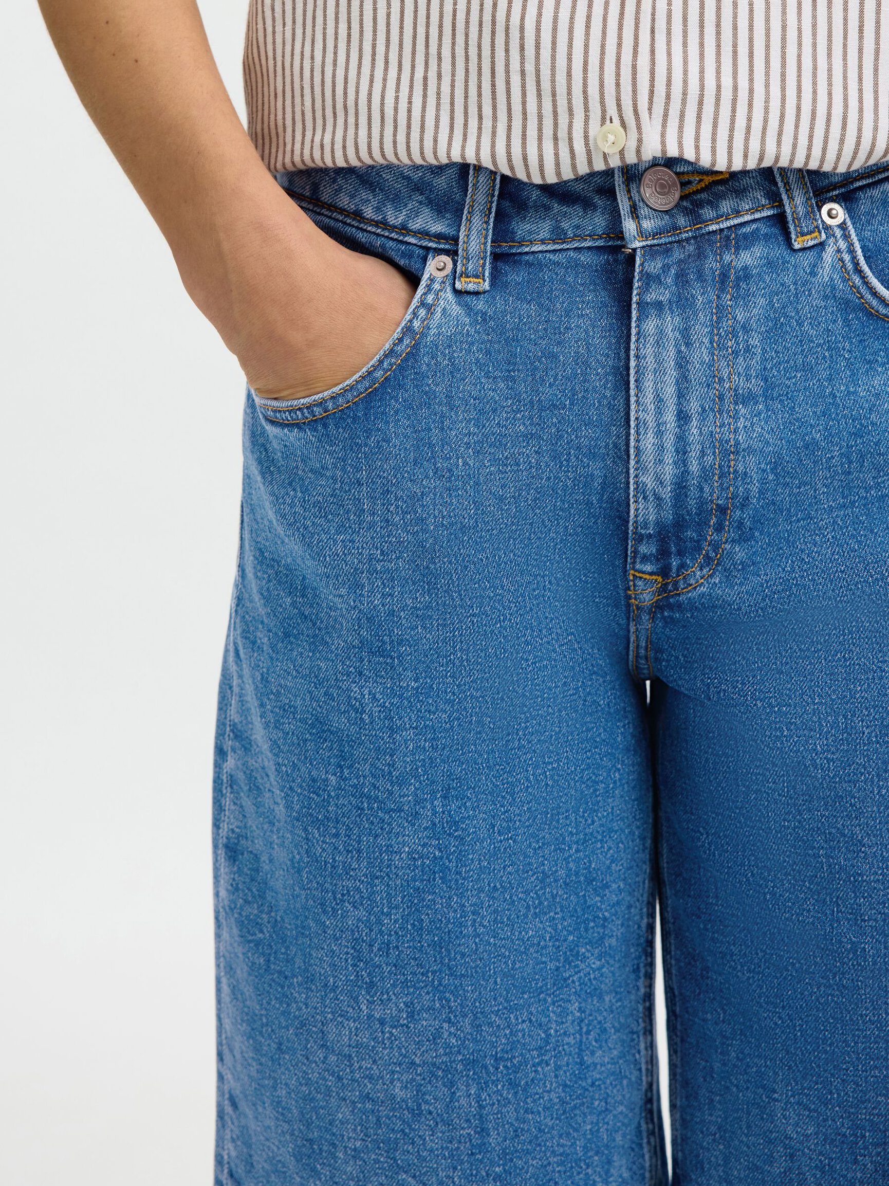 MID WASH DENIM SHORTS