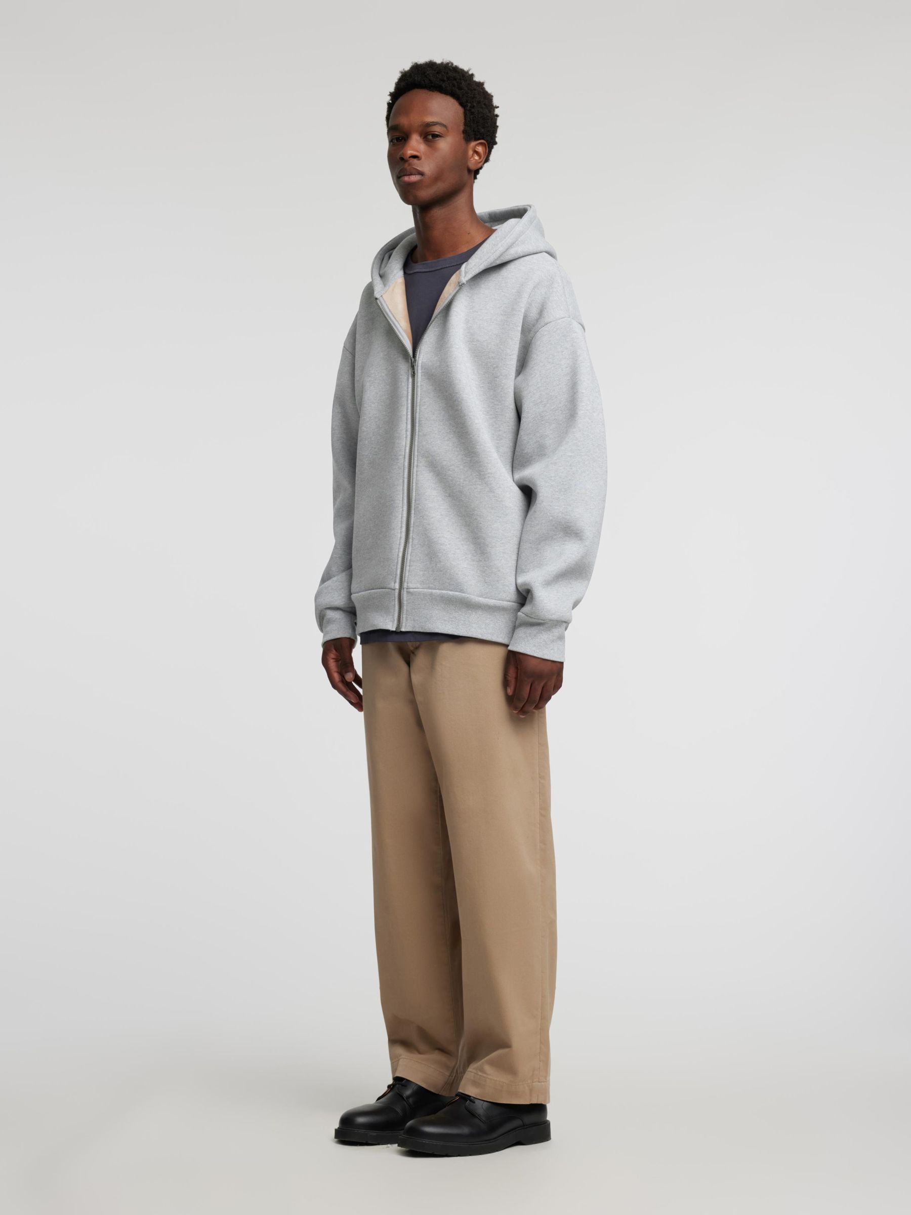 HOODED ZIPPED SWEATSHIRT