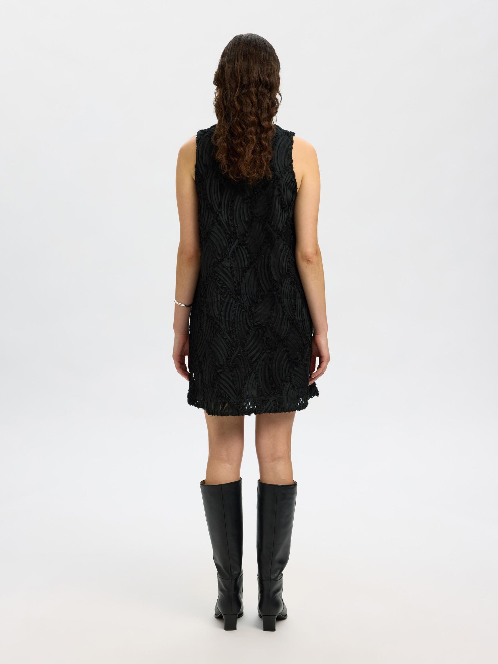 V-AUSSCHNITT MIDIKLEID