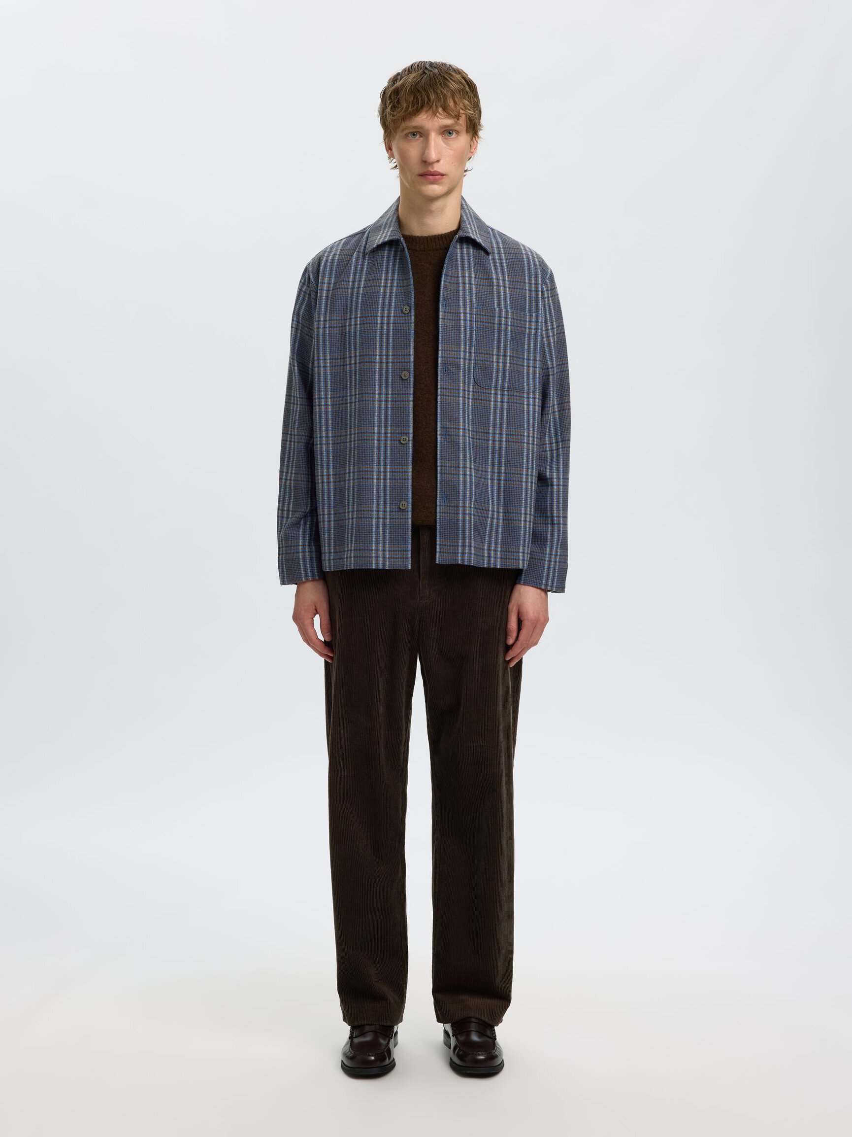 A CUADROS SOBRECAMISA