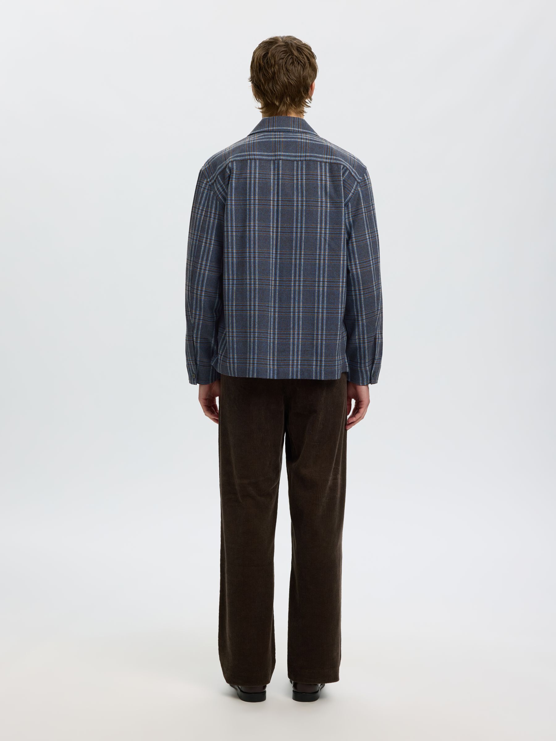 A CUADROS SOBRECAMISA