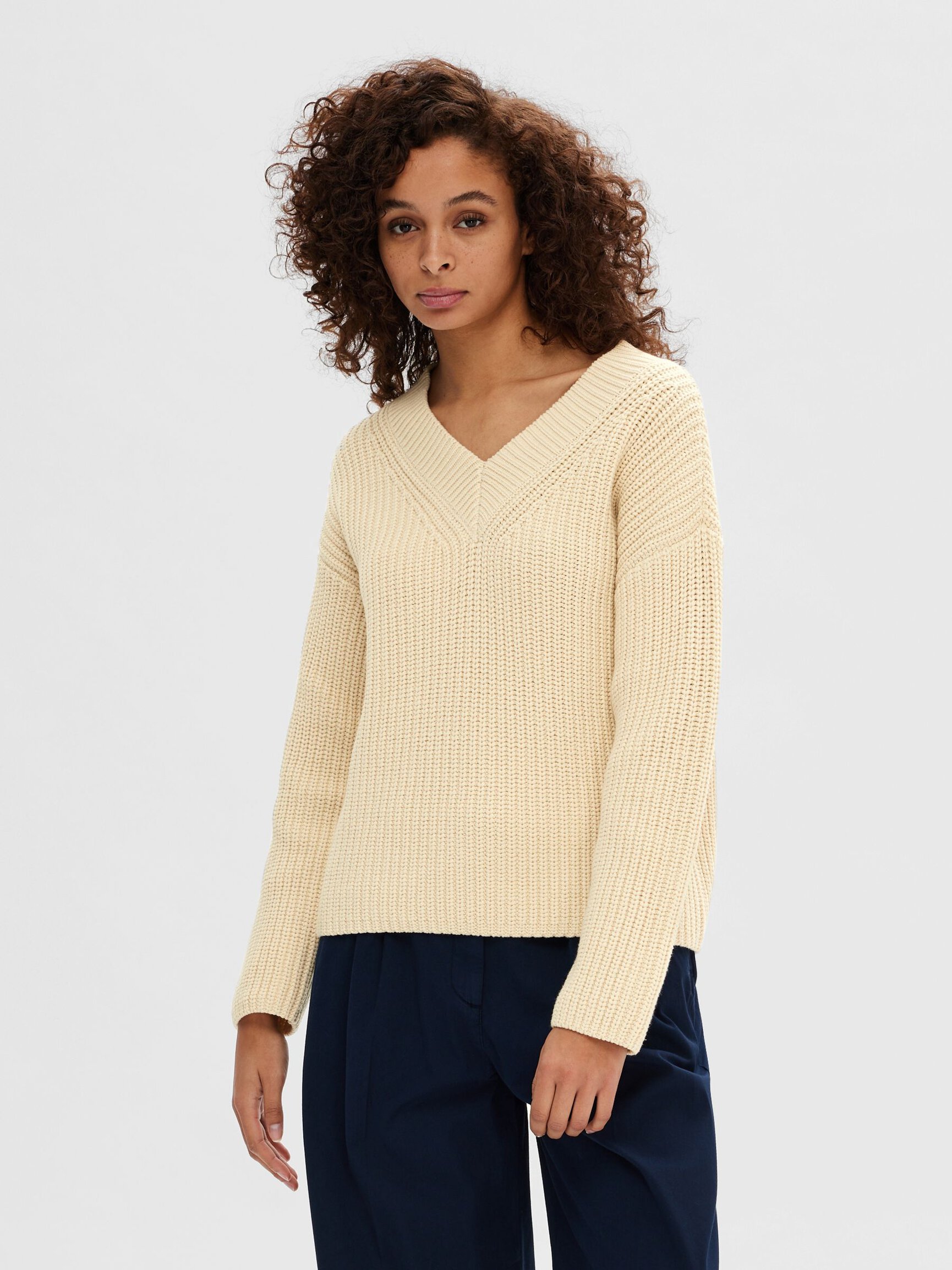 V-NECK KNITTED JUMPER