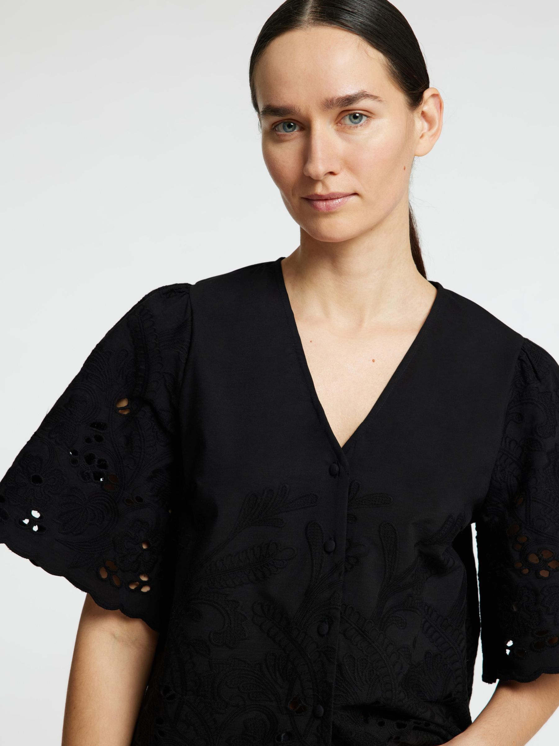 EMBROIDERED SHORT SLEEVED SHIRT
