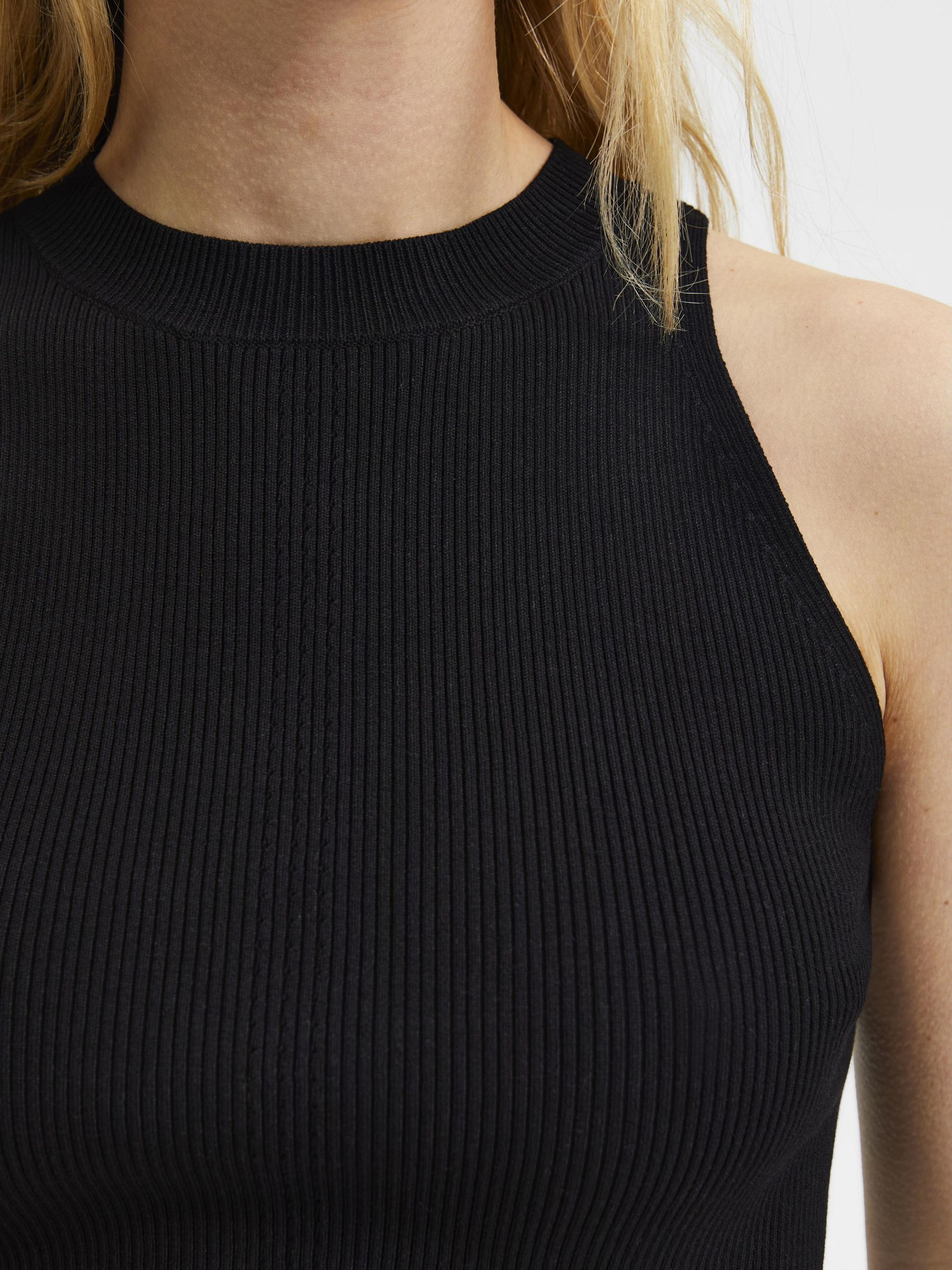 SLEEVELESS KNITTED TOP