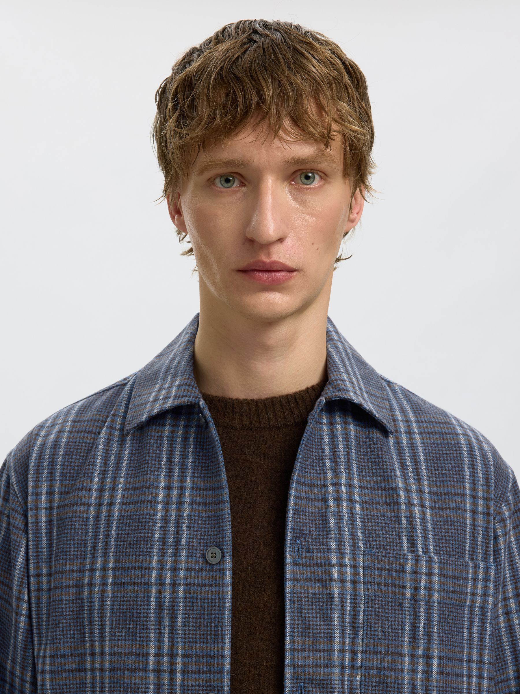 A CUADROS SOBRECAMISA