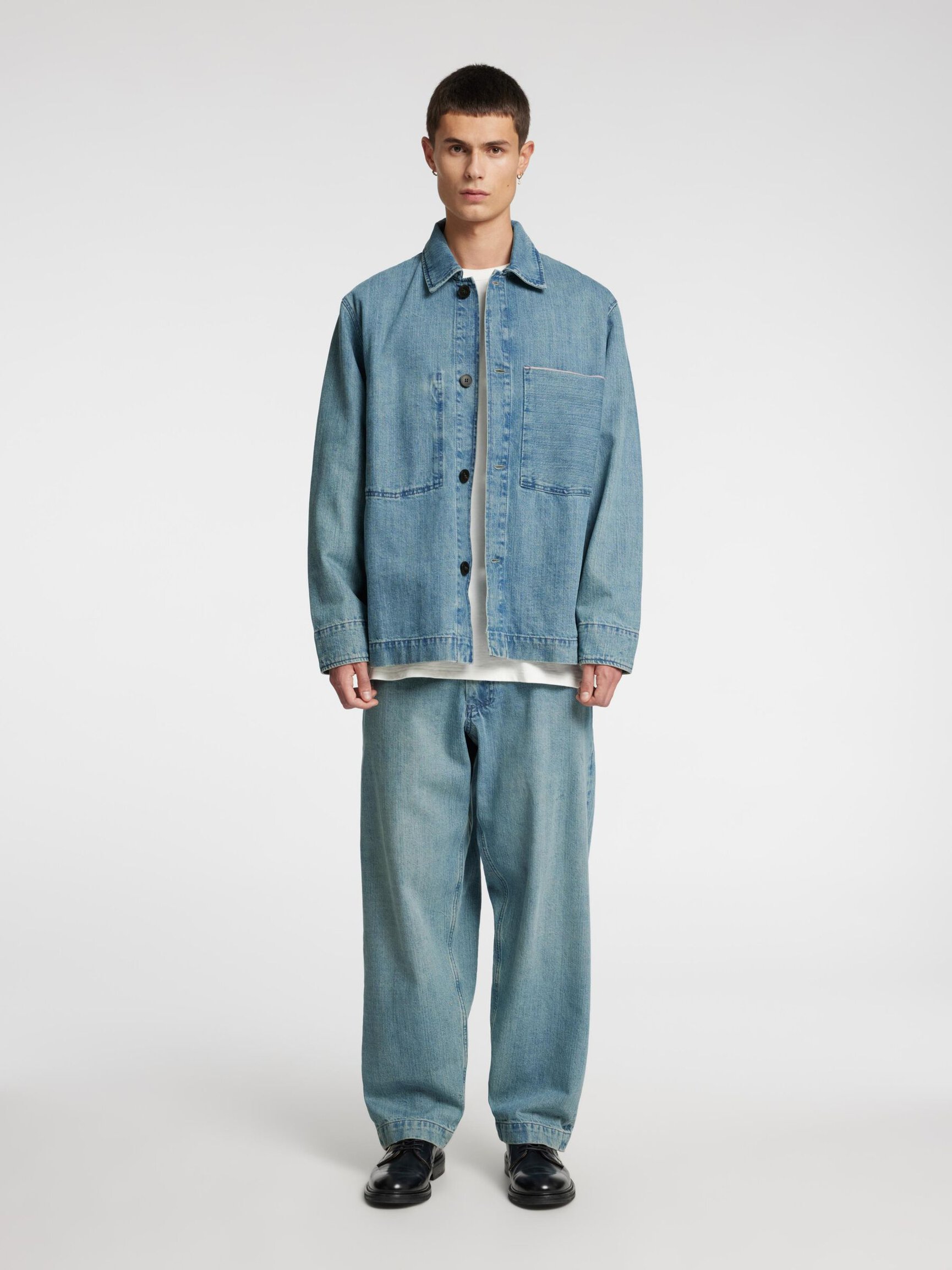 LIGHT WASH LOOSE-FIT JEANS