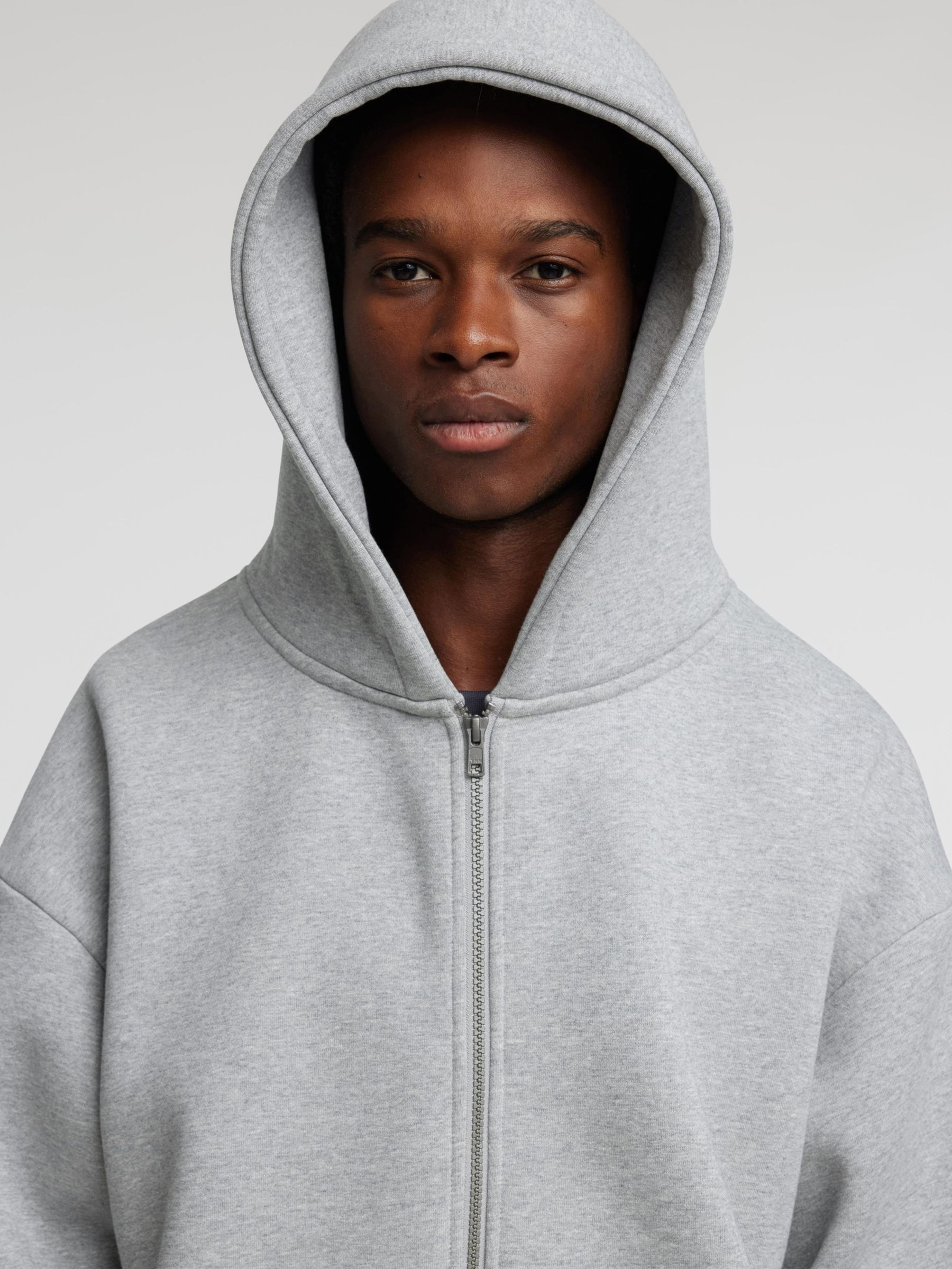 HOODED ZIPPED SWEATSHIRT