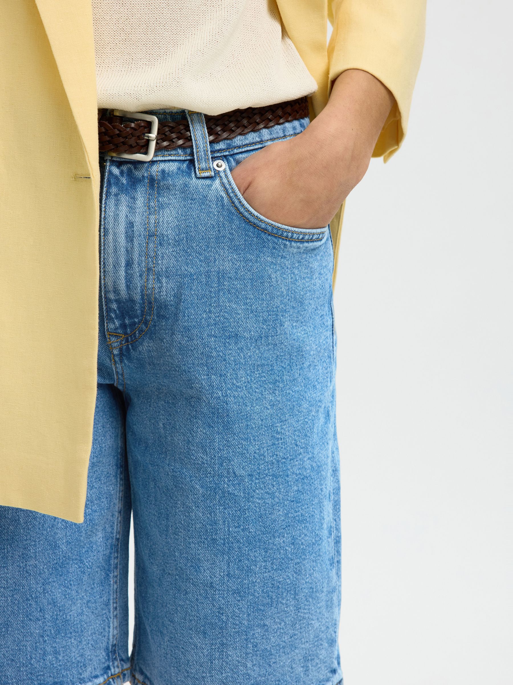 LIGHT WASH DENIM SHORTS