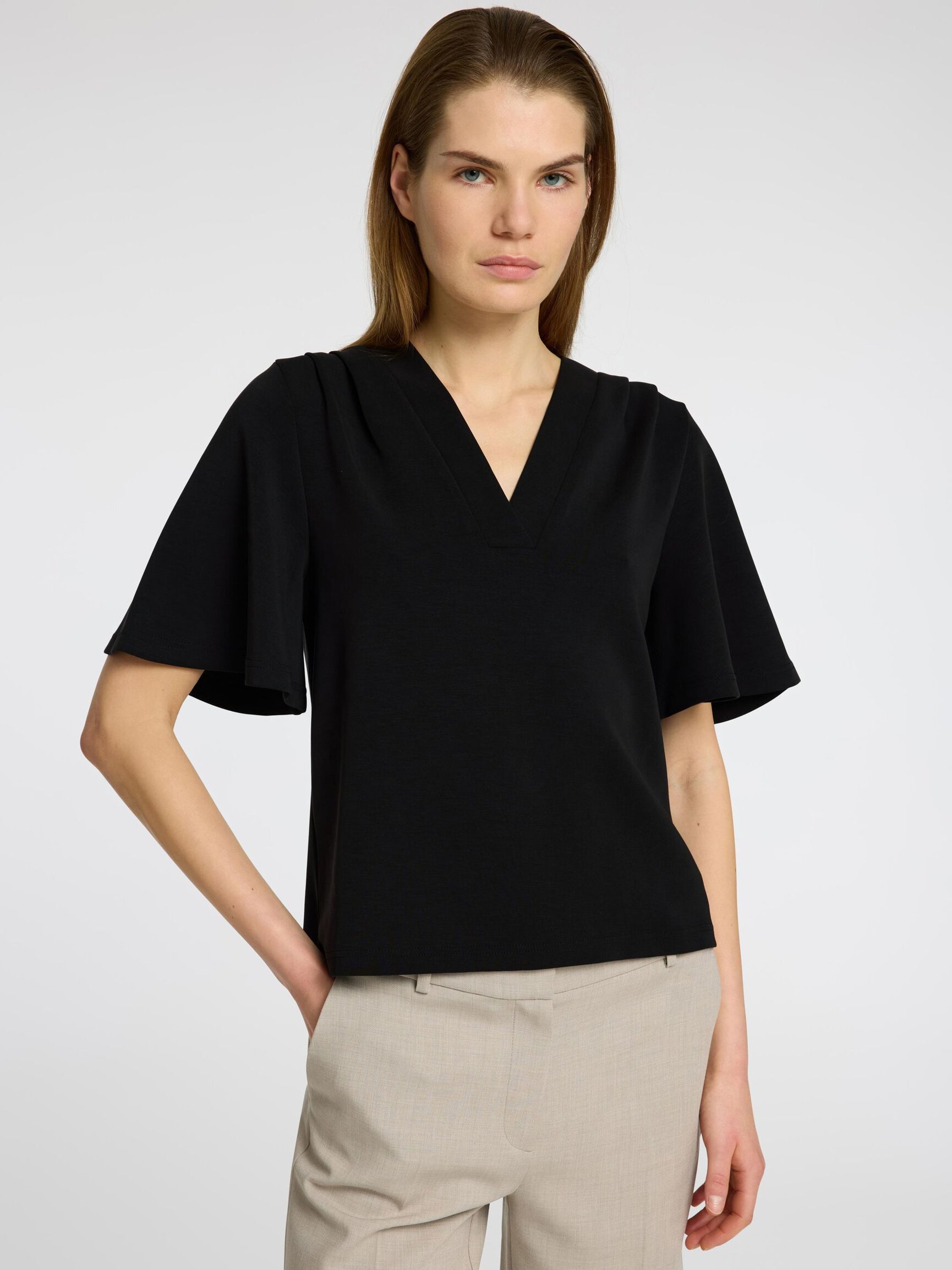 SHORT SLEEVED V-NECK TOP