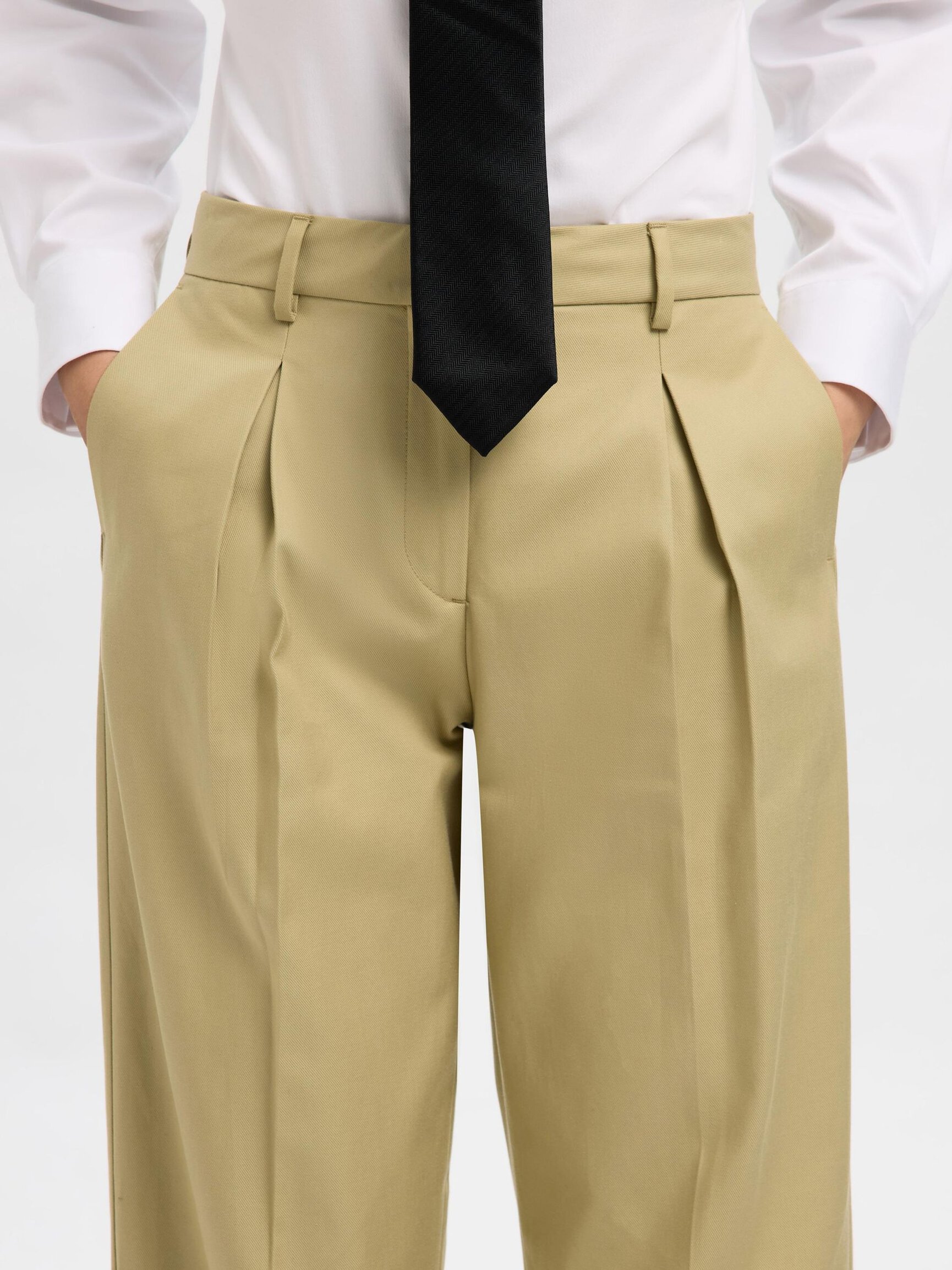 PLEATED TAPERED TROUSERS