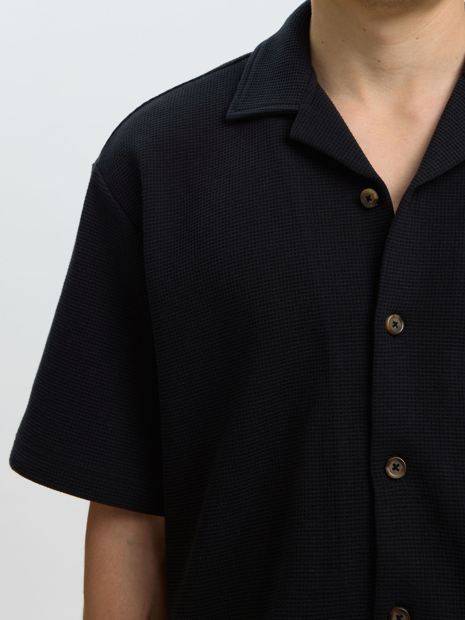 AVSLAPPNAD PASSFORM ÖVERSKJORTA