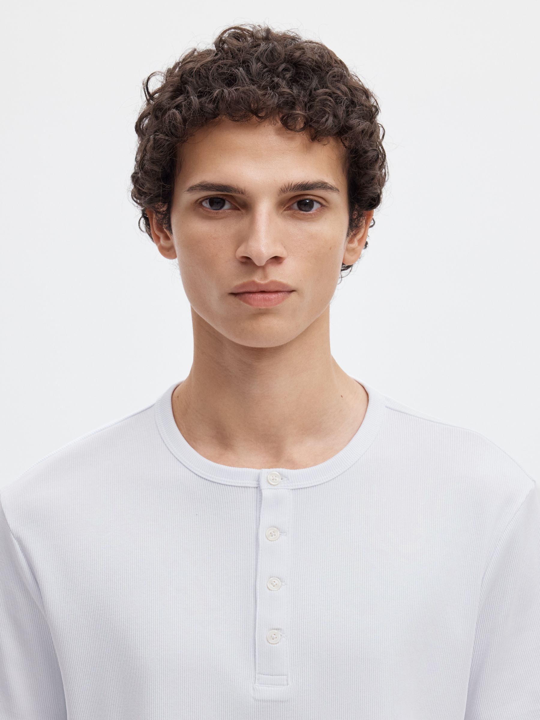 GEKNÖPFTES RIPP T-SHIRT