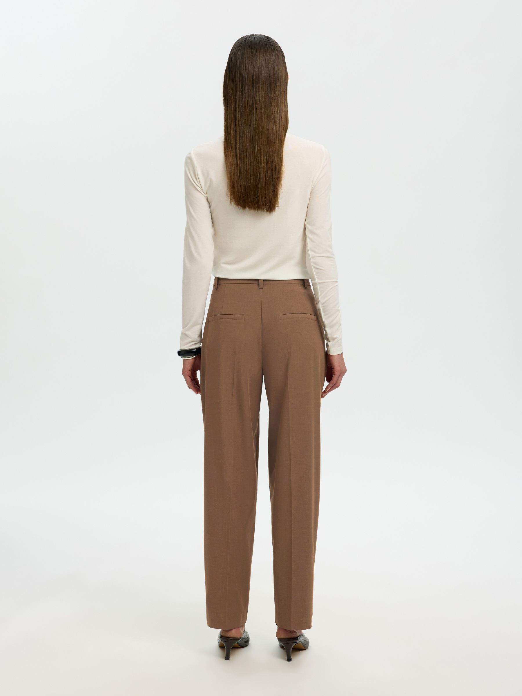 TIRO MEDIO PANTALONES FIT CORTE BARREL