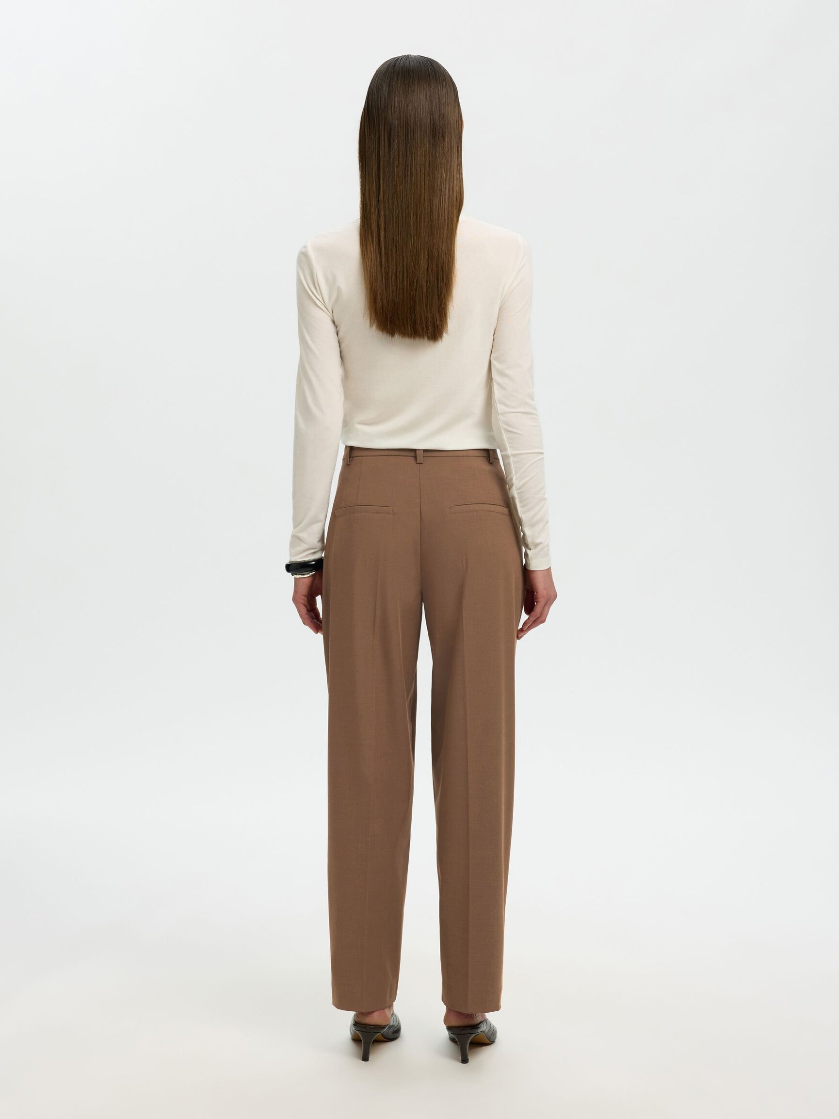 TIRO MEDIO PANTALONES FIT CORTE BARREL