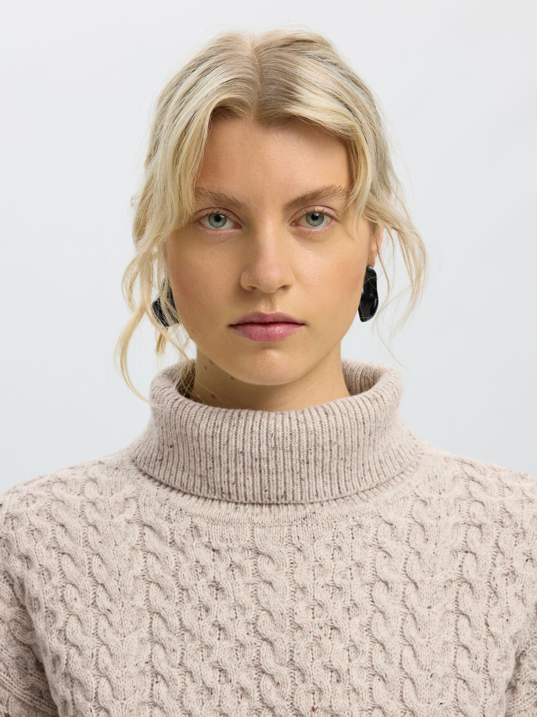 CABLE KNIT TURTLENECK
