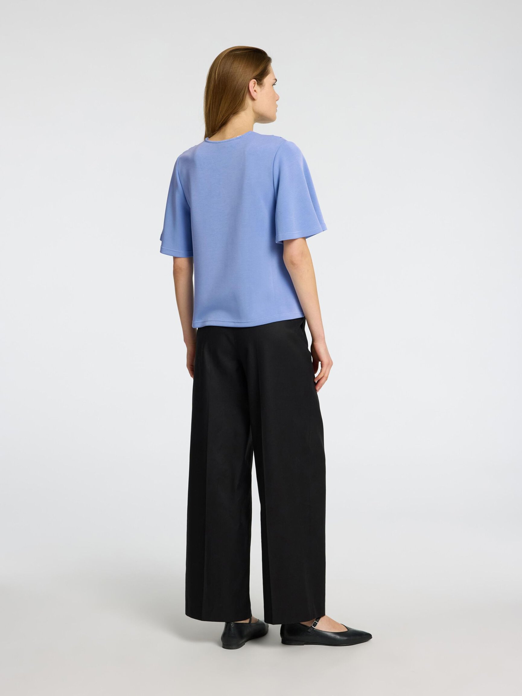 SHORT SLEEVED V-NECK TOP